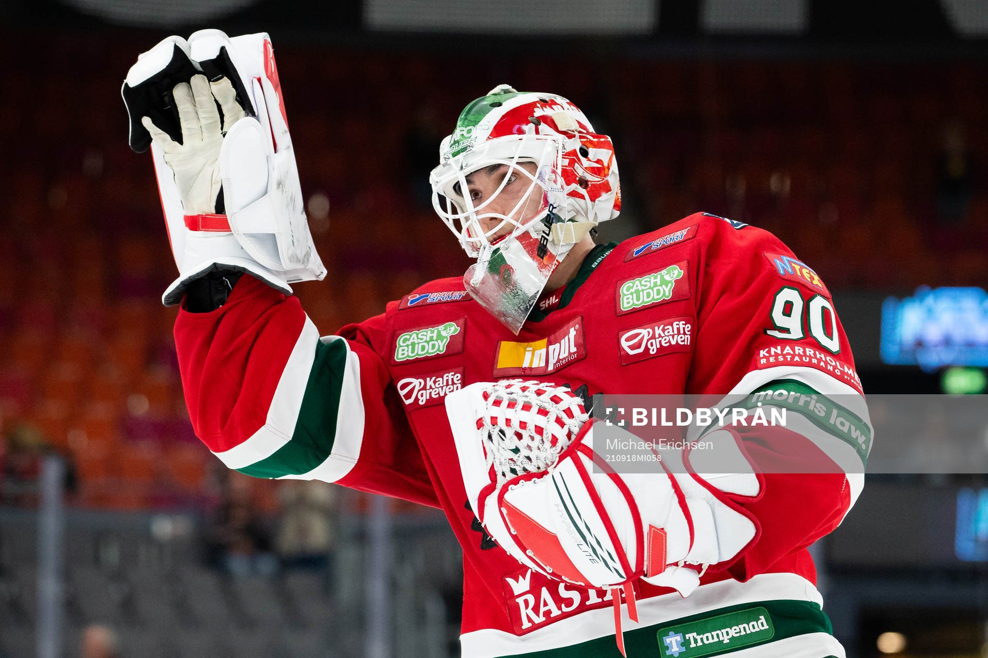 Frölundas målvakt Matthew Tomkins jublar och tackar