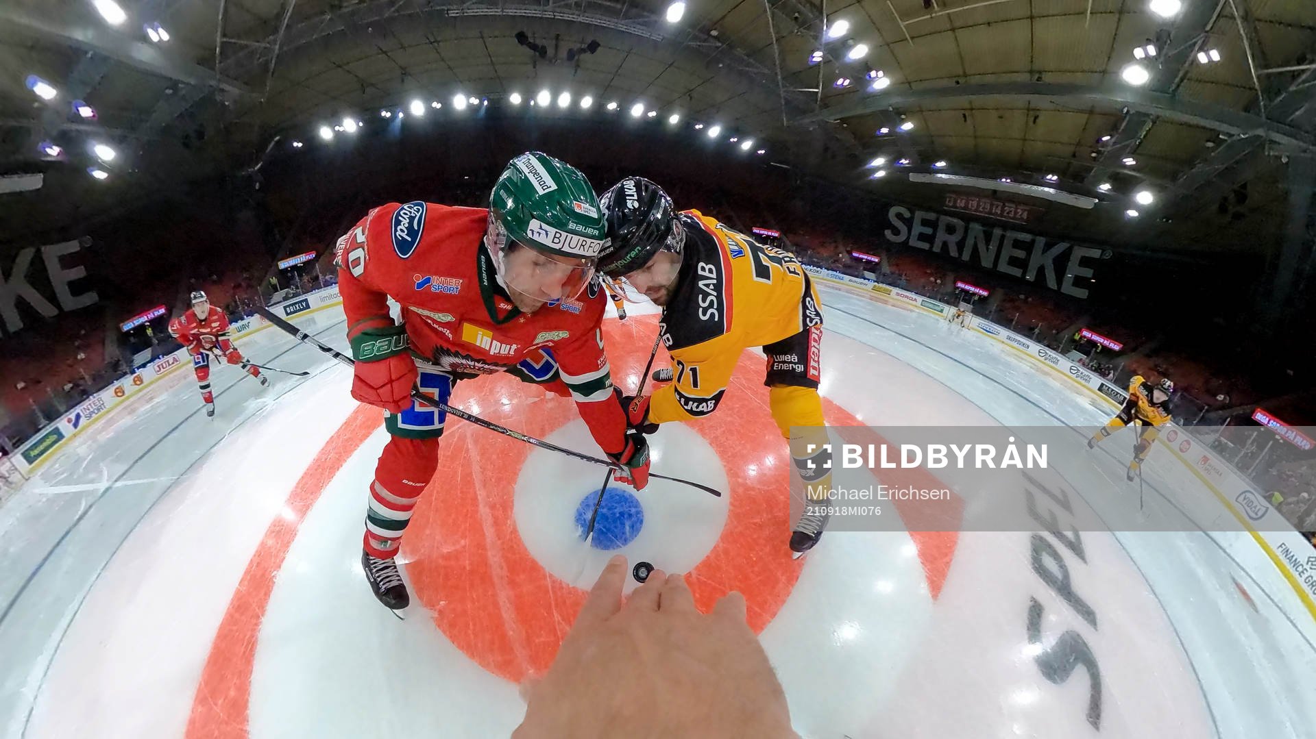 Domare Mikael Sjöqvist släpper pucken vid tekning mellan