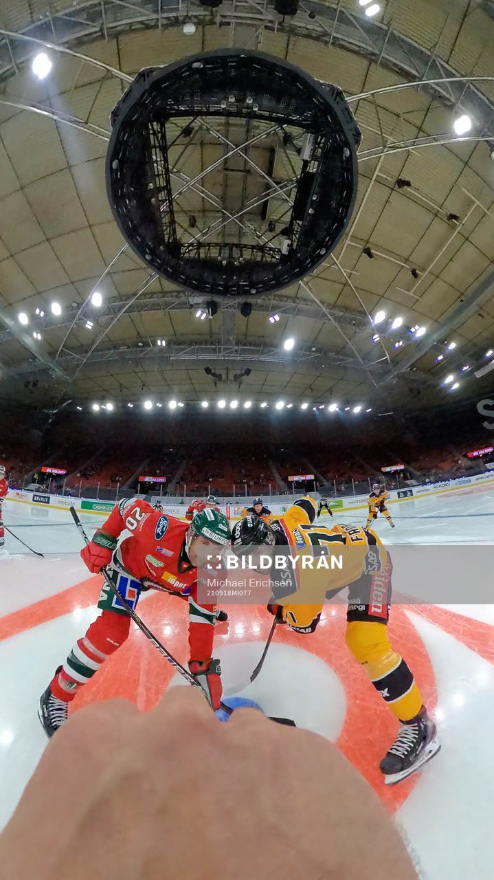 Domare Mikael Sjöqvist släpper pucken vid tekning mellan