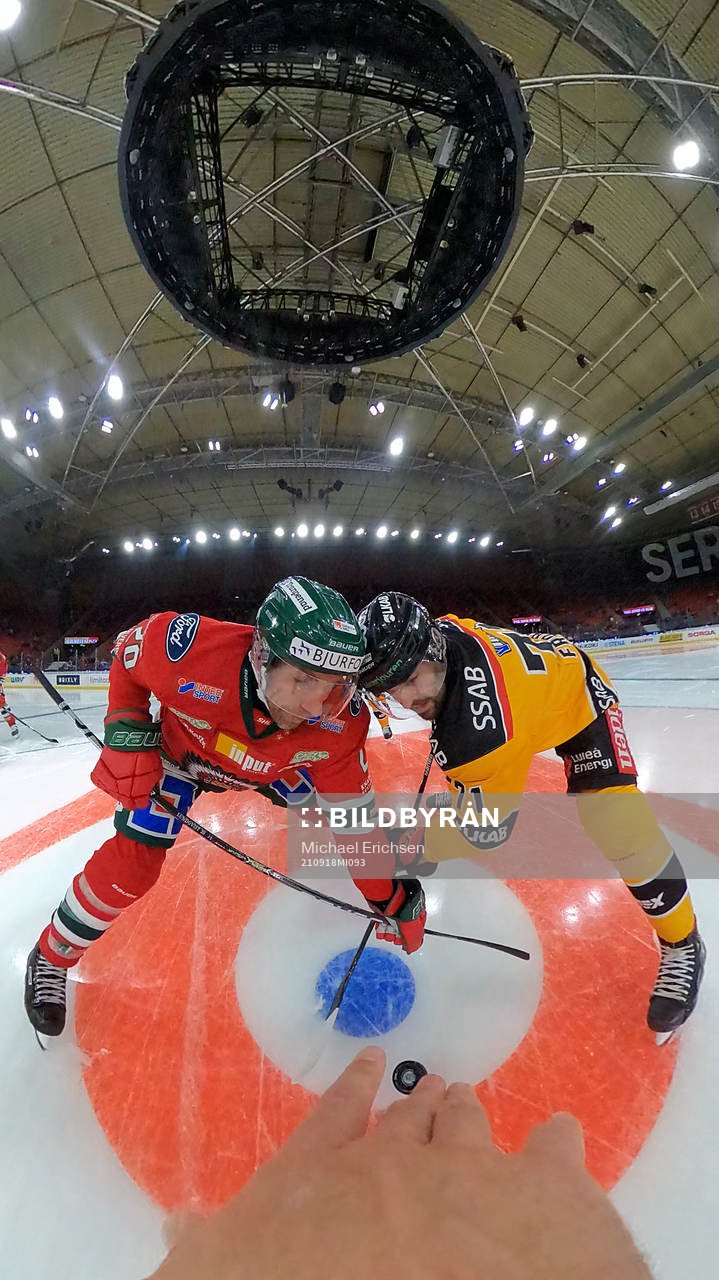 Domare Mikael Sjöqvist släpper pucken vid tekning mellan