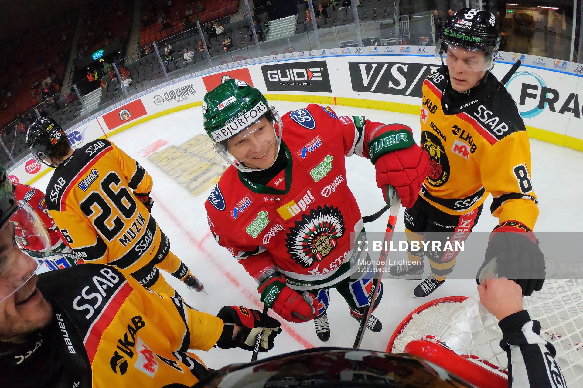 Linjedomare pratar med Frölundas Ryan Lasch och Luleås