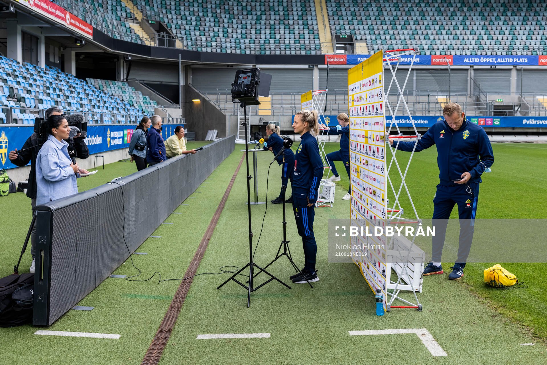 Sveriges Amanda Ilestedt och Nathalie Björn fotograferad i den mixade zonen den 18 september 2021 i Göteborg. 
