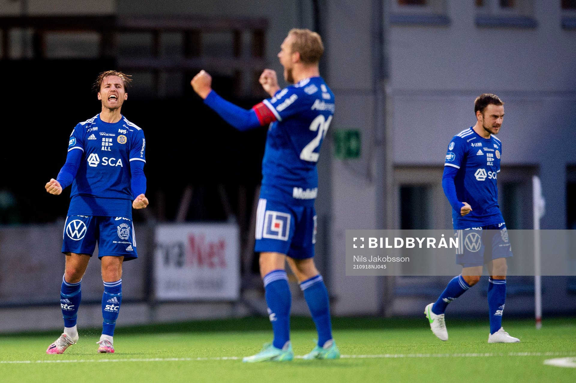 Sundsvalls Daniel Stensson, Pontus Engblom och Pontus Silfwer jublar vid slutsignal av fotbollsmatchen i Superettan mellan GIF Sundsvall och Landskrona den 18 september 2021 i Sundsvall.