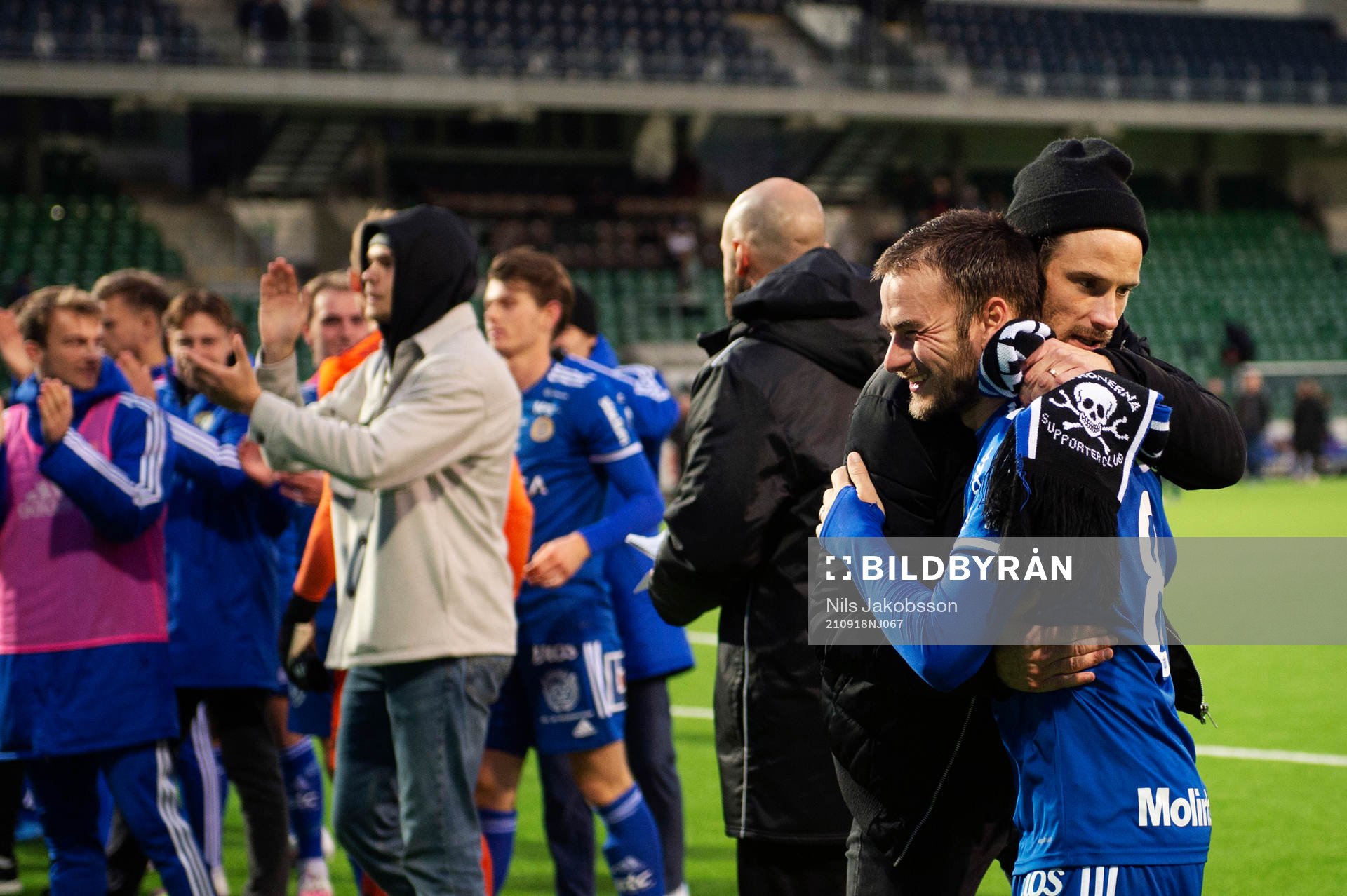 Sundsvalls Linus Hallenius och Pontus Silfwer jublar efter fotbollsmatchen i Superettan mellan GIF Sundsvall och Landskrona den 18 september 2021 i Sundsvall.