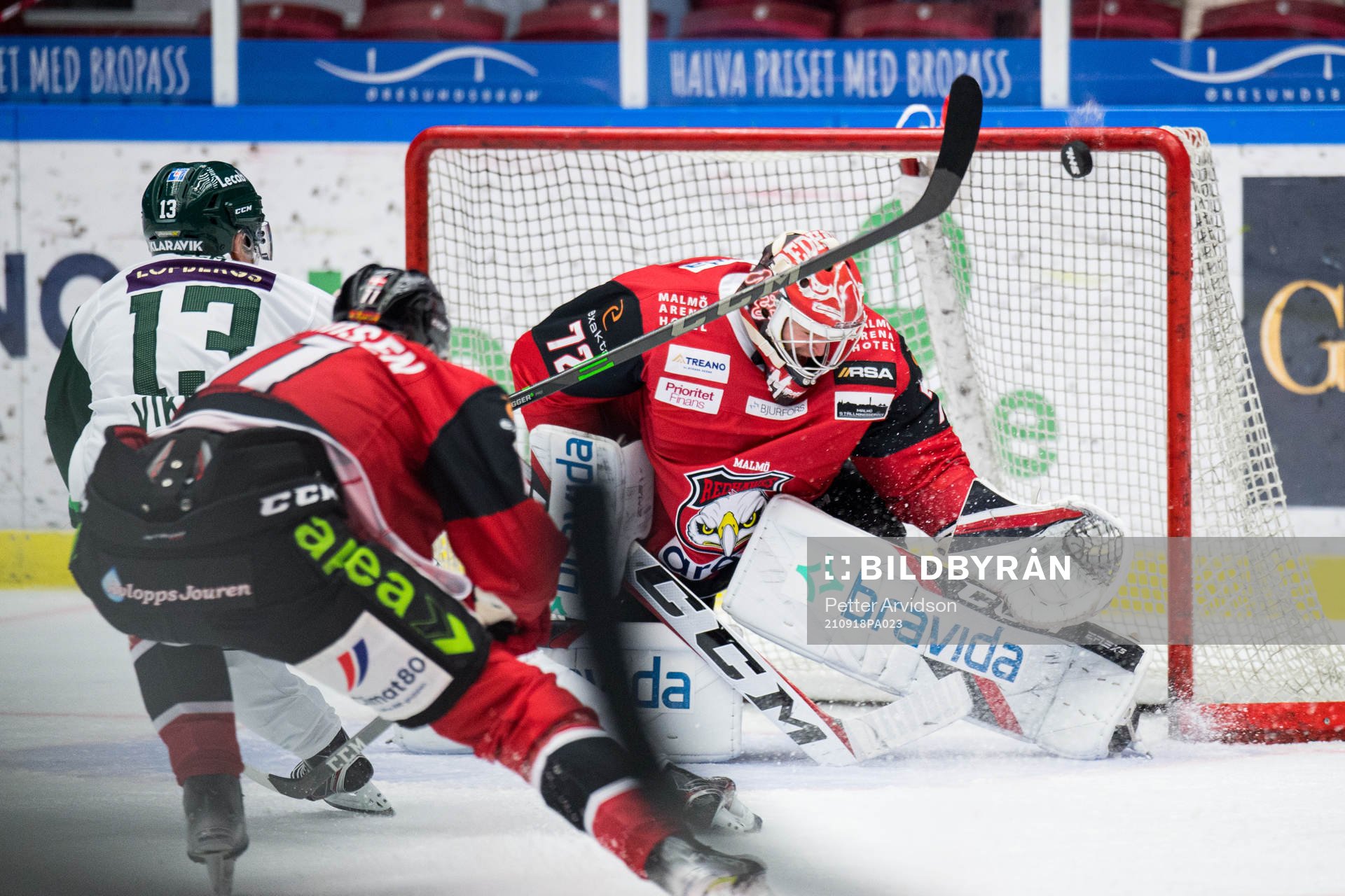 Färjestads Daniel Viksten mot Malmö Redhawks målvakt