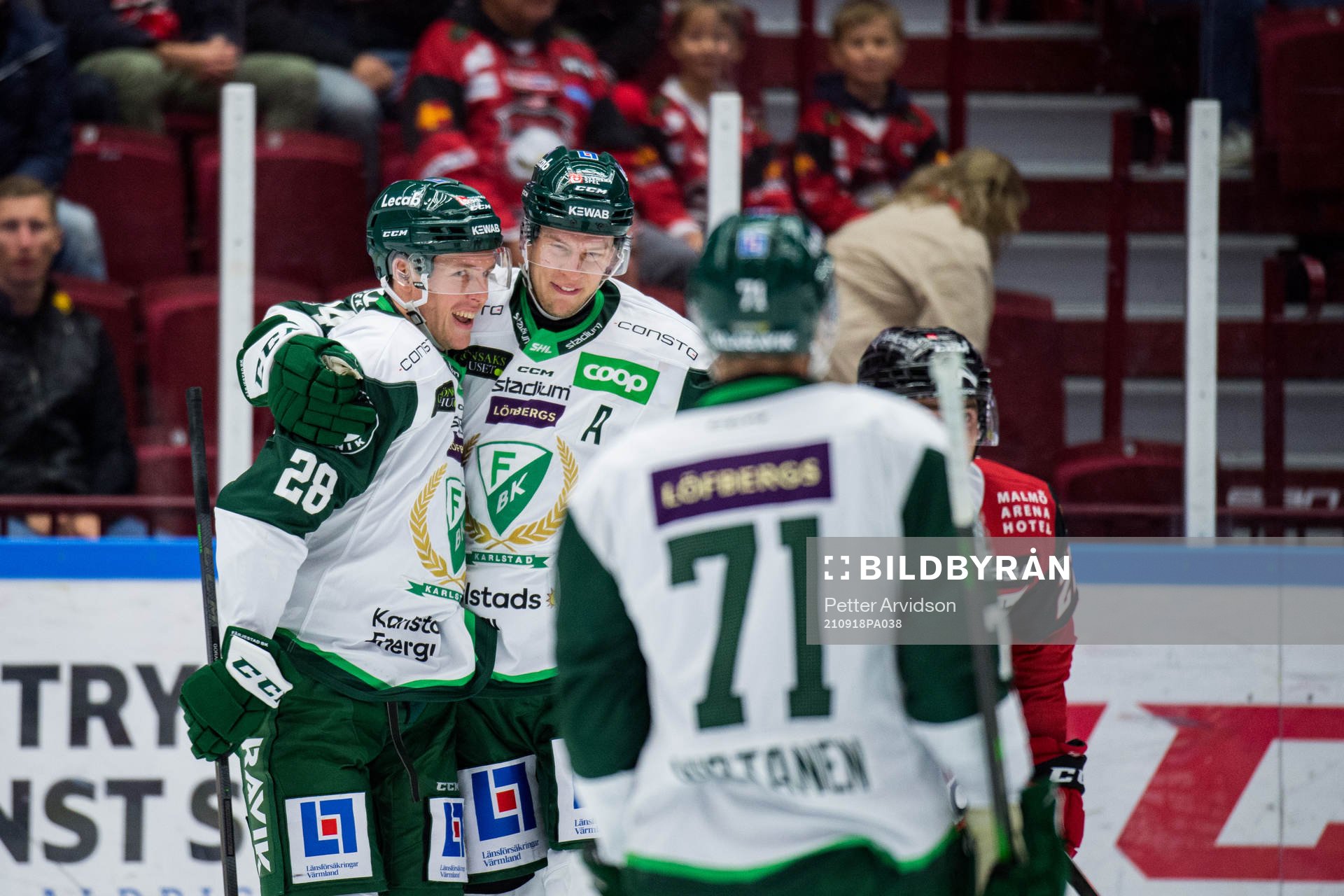 Färjestads Mattias Göransson jublar med lagkamrater