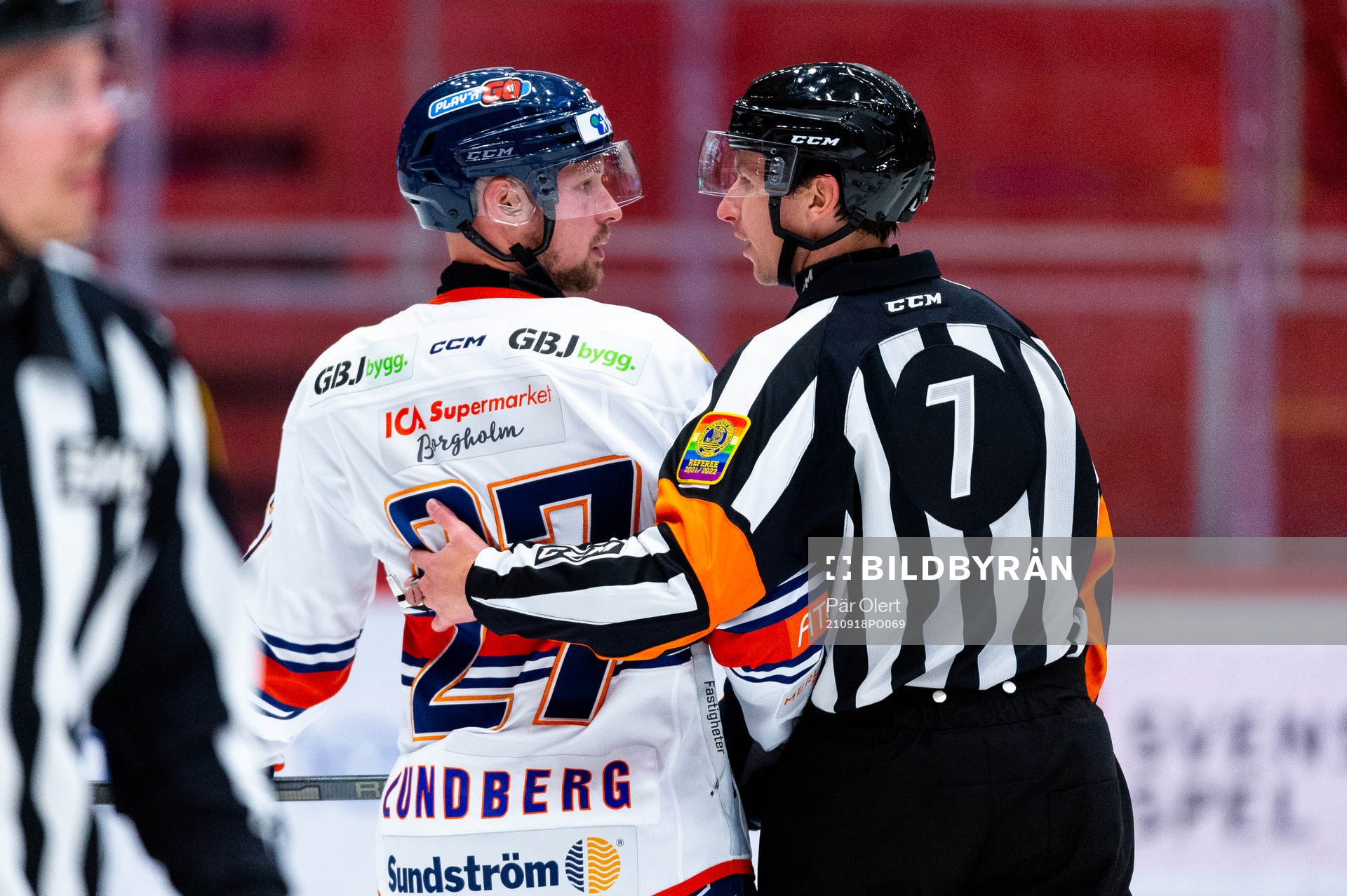 Växjös Martin Lundberg diskuterar med domaren