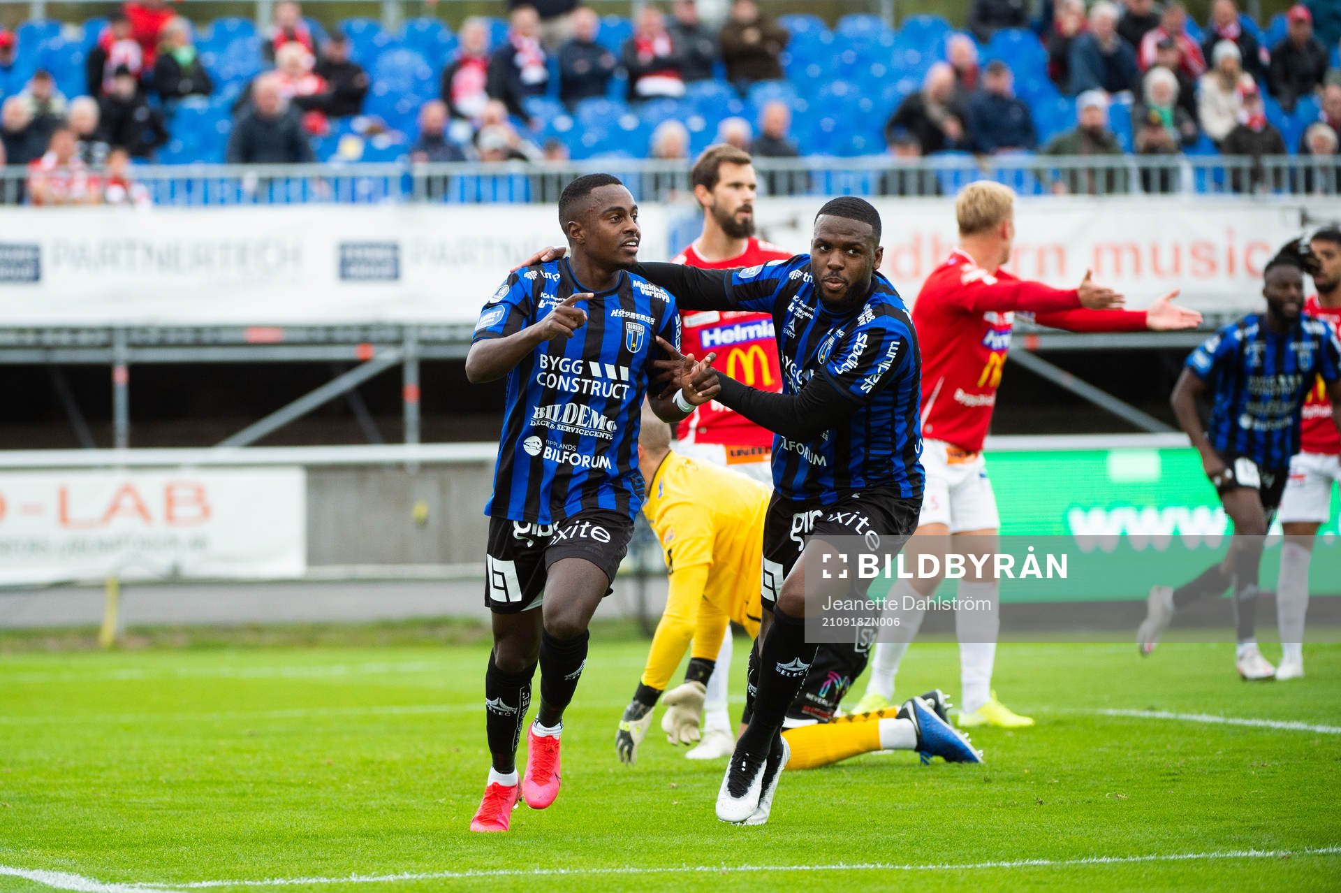 Sirius Nahom Girmai Netabay och Christian Kouakou jublar