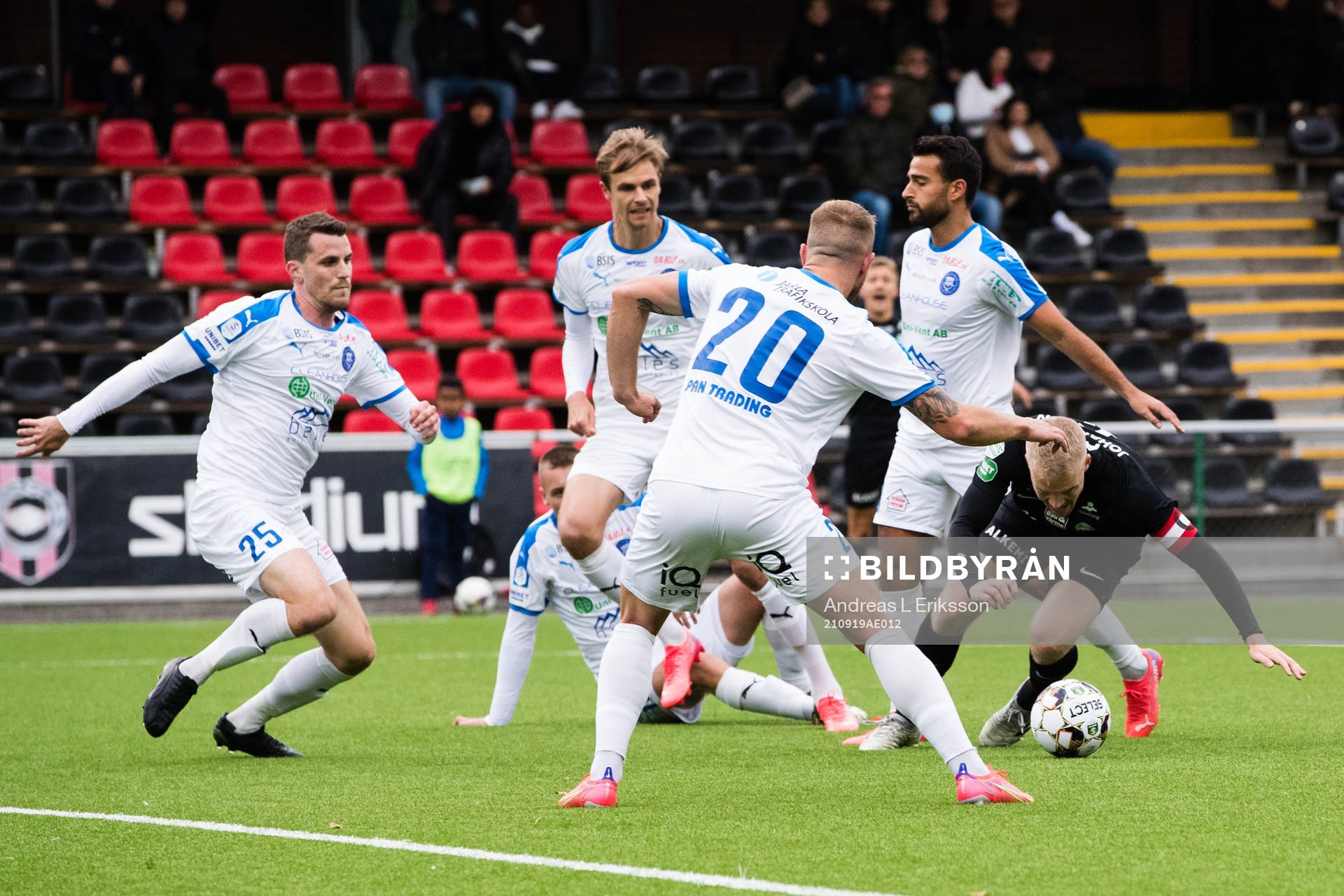 Västerås Simon Johansson går omkull i straffområdet