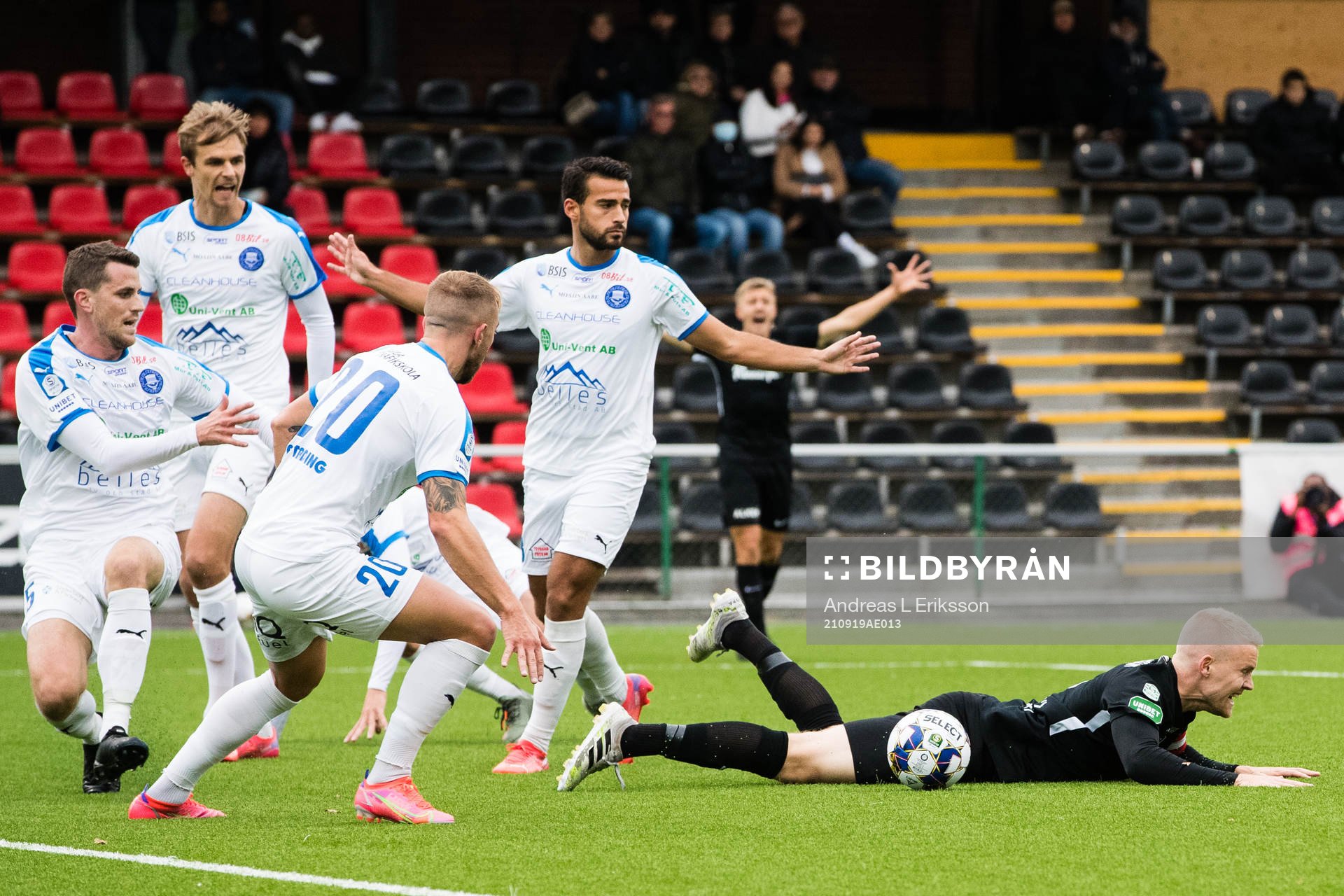 Västerås Simon Johansson går omkull i straffområdet
