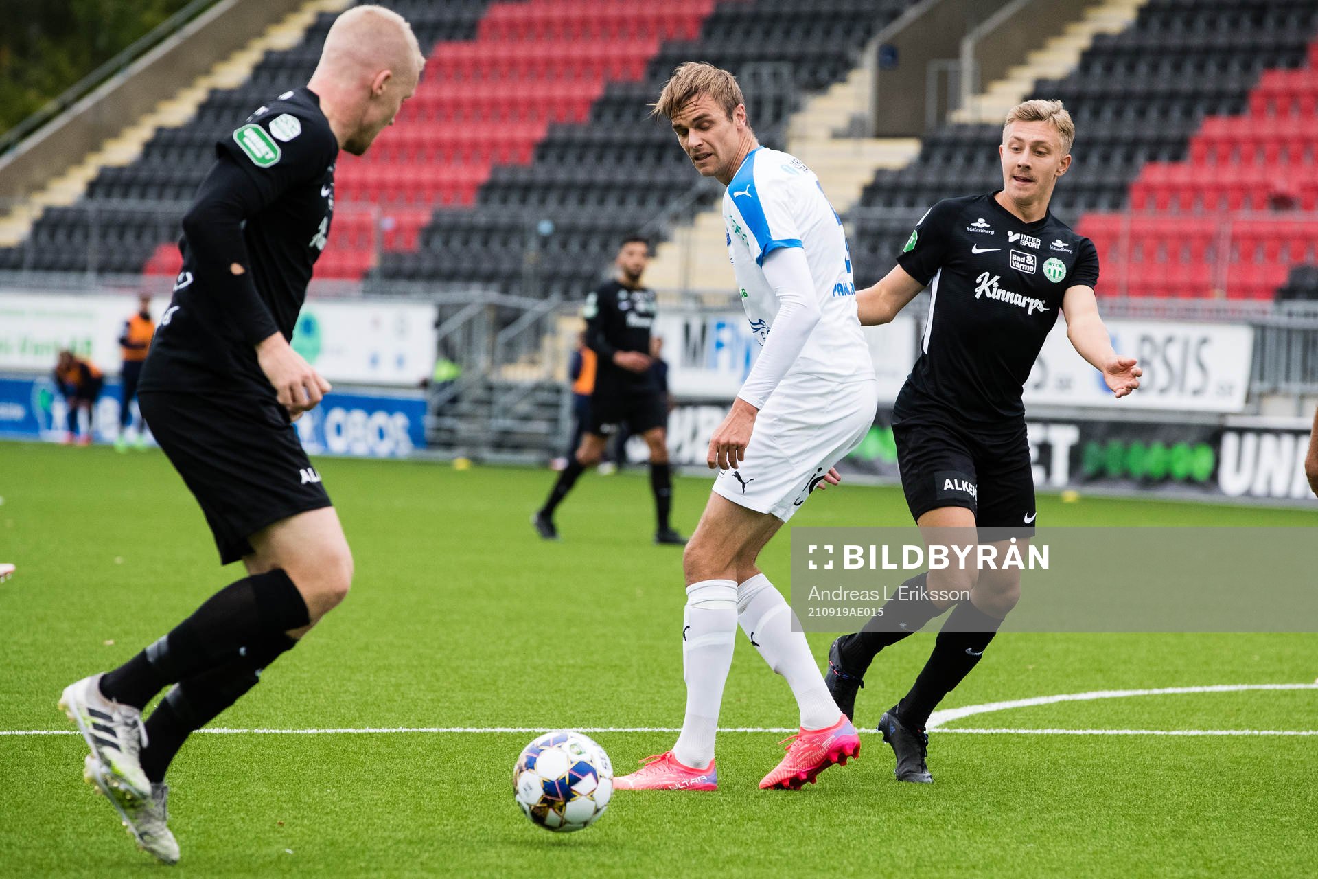 Västerås Simon Gefvert spelar fram Västerås Simon