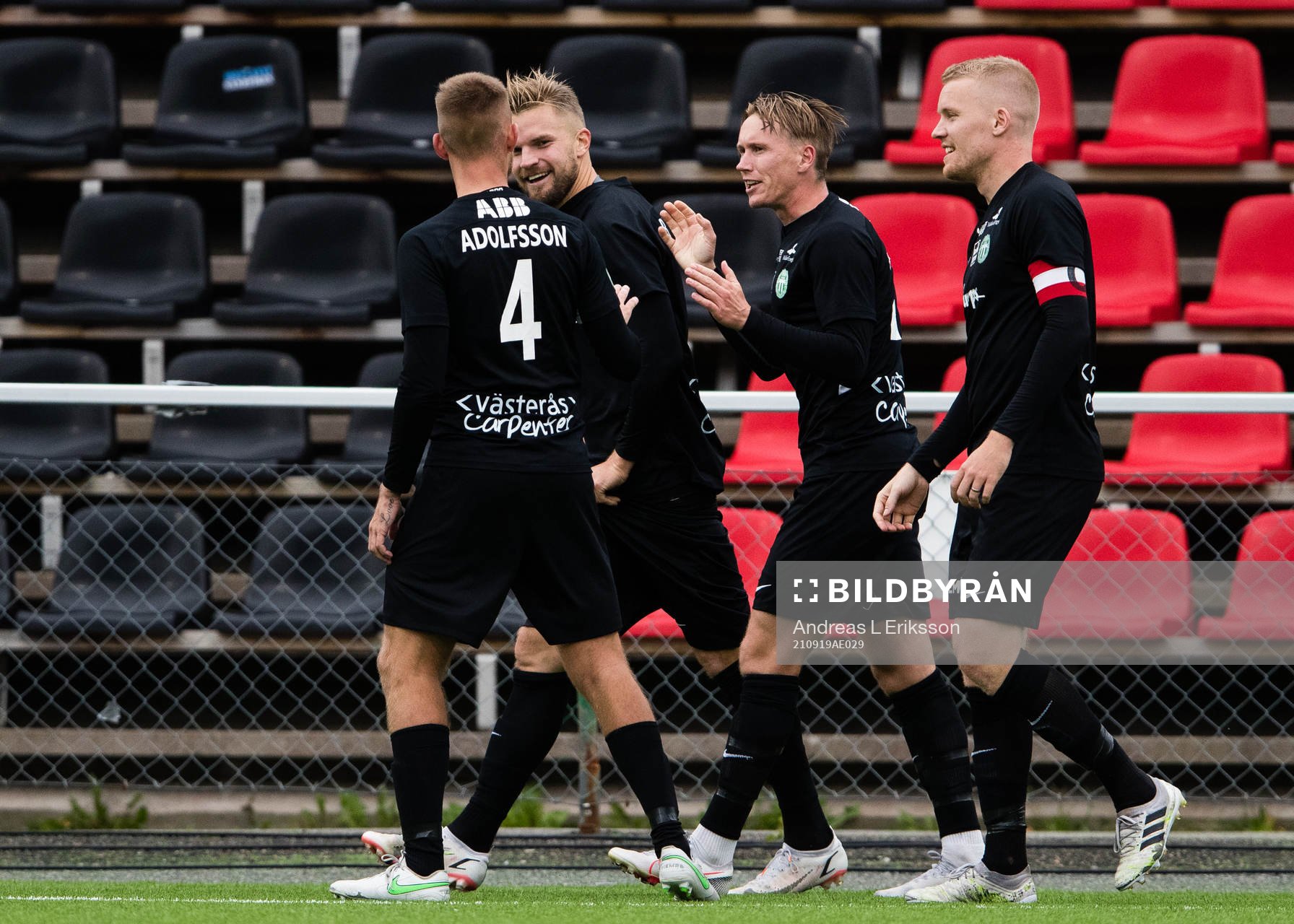 Västerås Erik Björndahl jublar tillsammans med Jesper Merbom Adolfsson, Emil Skogh och Simon Johansson efter att ha gjort 0-2 under fotbollsmatchen i Superettan mellan Akropolis och Västerås SK den 19 september 2021 i Stockholm.
