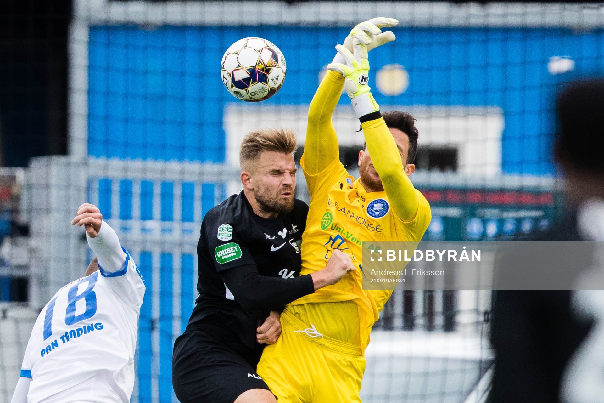 Västerås Erik Björndahl i en nickduell med Akropolis
