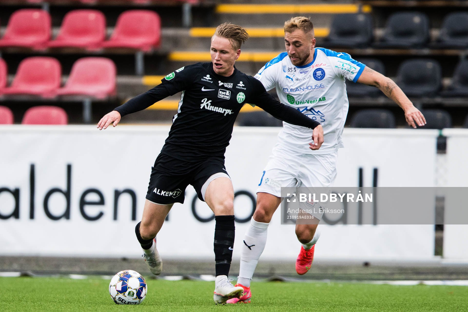 Västerås Emil Skogh och Akropolis Sotirios Nikopoulos under fotbollsmatchen i Superettan mellan Akropolis och Västerås SK den 19 september 2021 i Stockholm. 