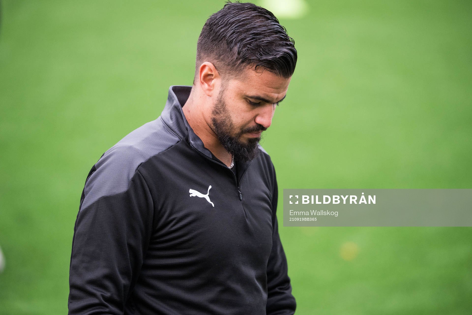 Assyriskas tränare Ghassan Heamed innan fotbollsmatchen i Ettan norra mellan Sandviken och Assyriska FF den 19 september 2021 i Sandviken.