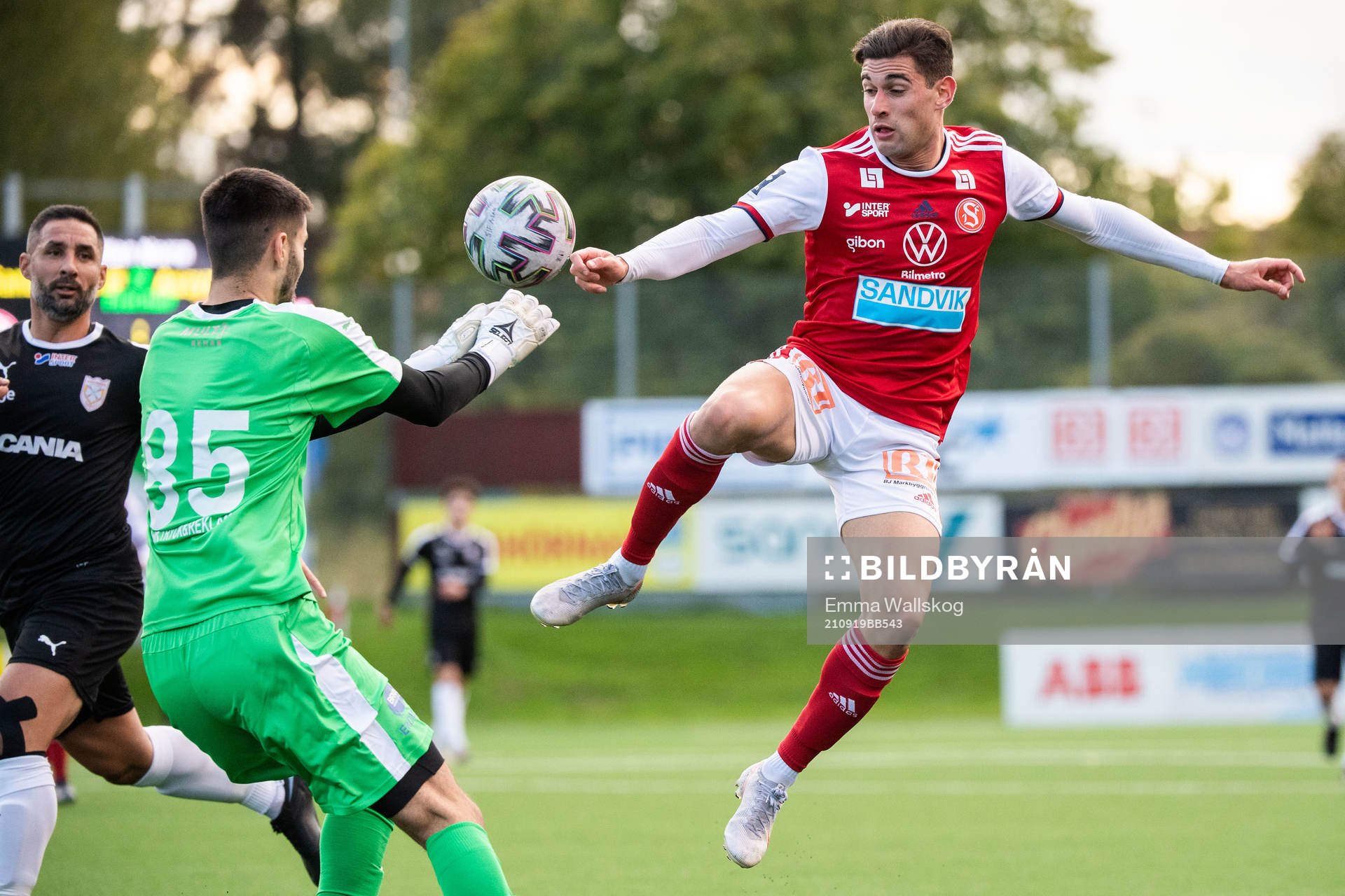 Sandvikens Ahmed Bonnah och Assyriskas målvakt Nahir Saliba under fotbollsmatchen i Ettan norra mellan Sandviken och Assyriska FF den 19 september 2021 i Sandviken.
