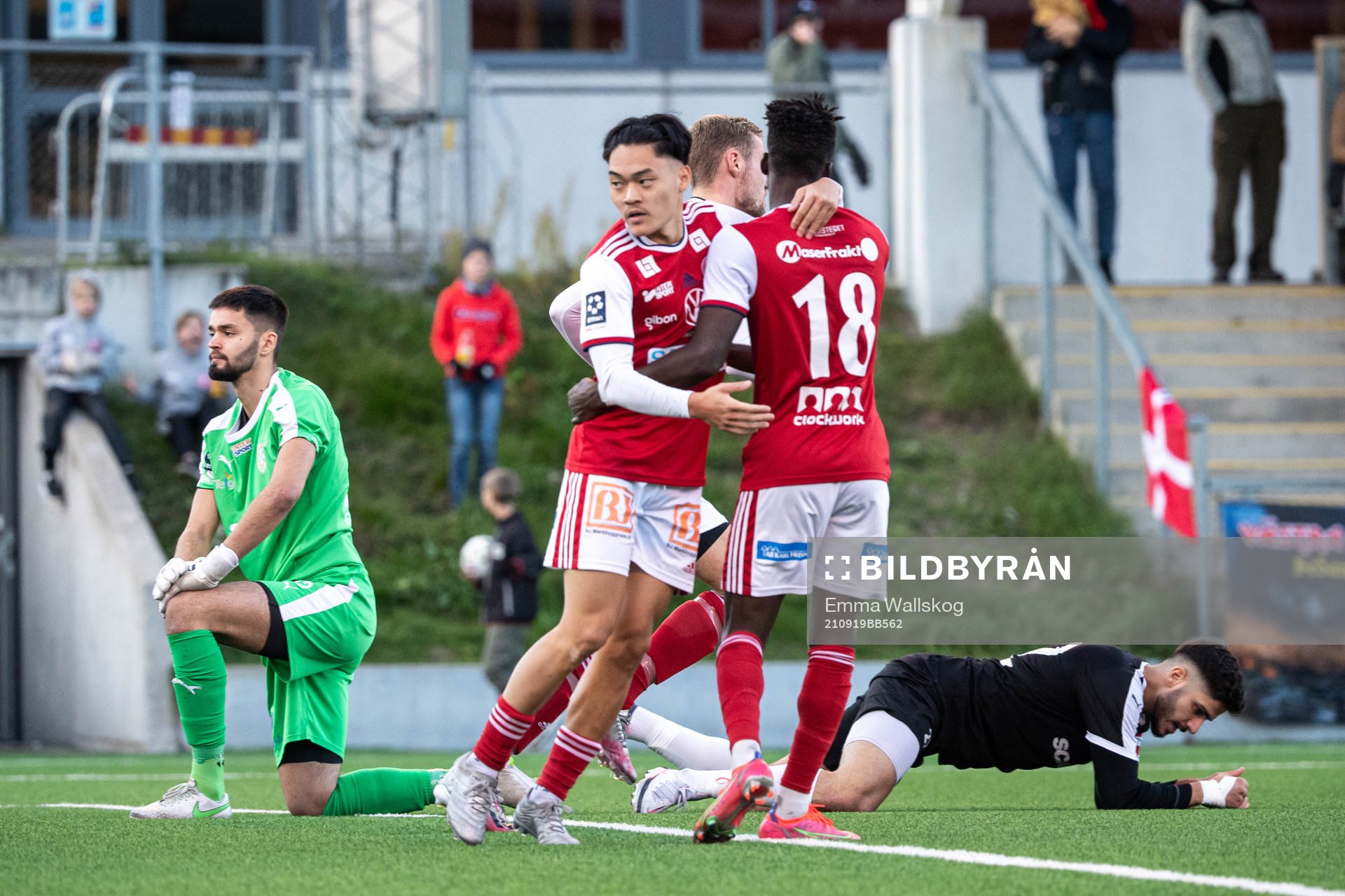 Sandvikens Naeem Mohammed jublar efter 2-2 under fotbollsmatchen i Ettan norra mellan Sandviken och Assyriska FF den 19 september 2021 i Sandviken. 
