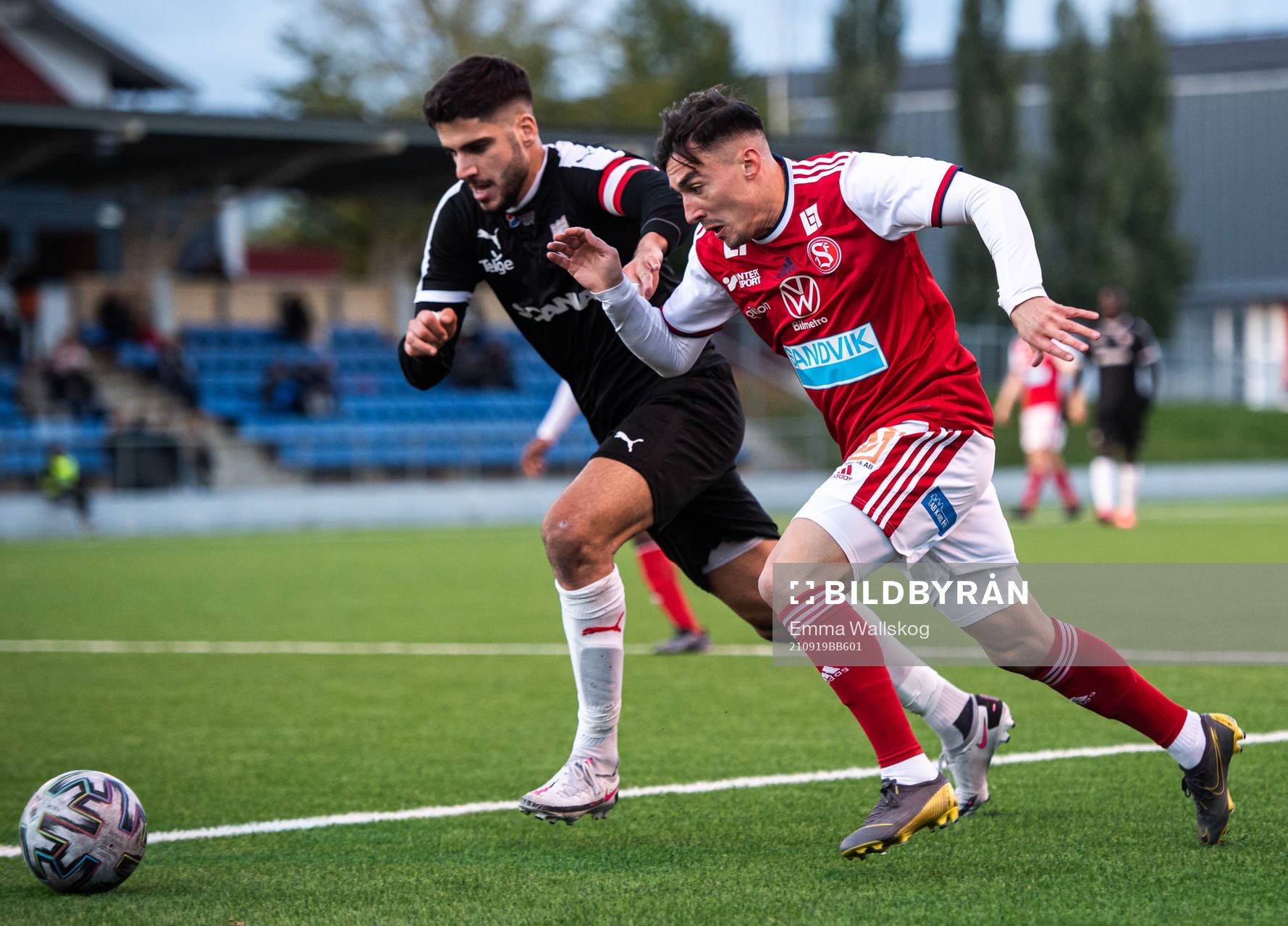 Assyriskas Nemrut Awrohum och Sandvikens Deniz Yaldir under fotbollsmatchen i Ettan norra mellan Sandviken och Assyriska FF den 19 september 2021 i Sandviken.