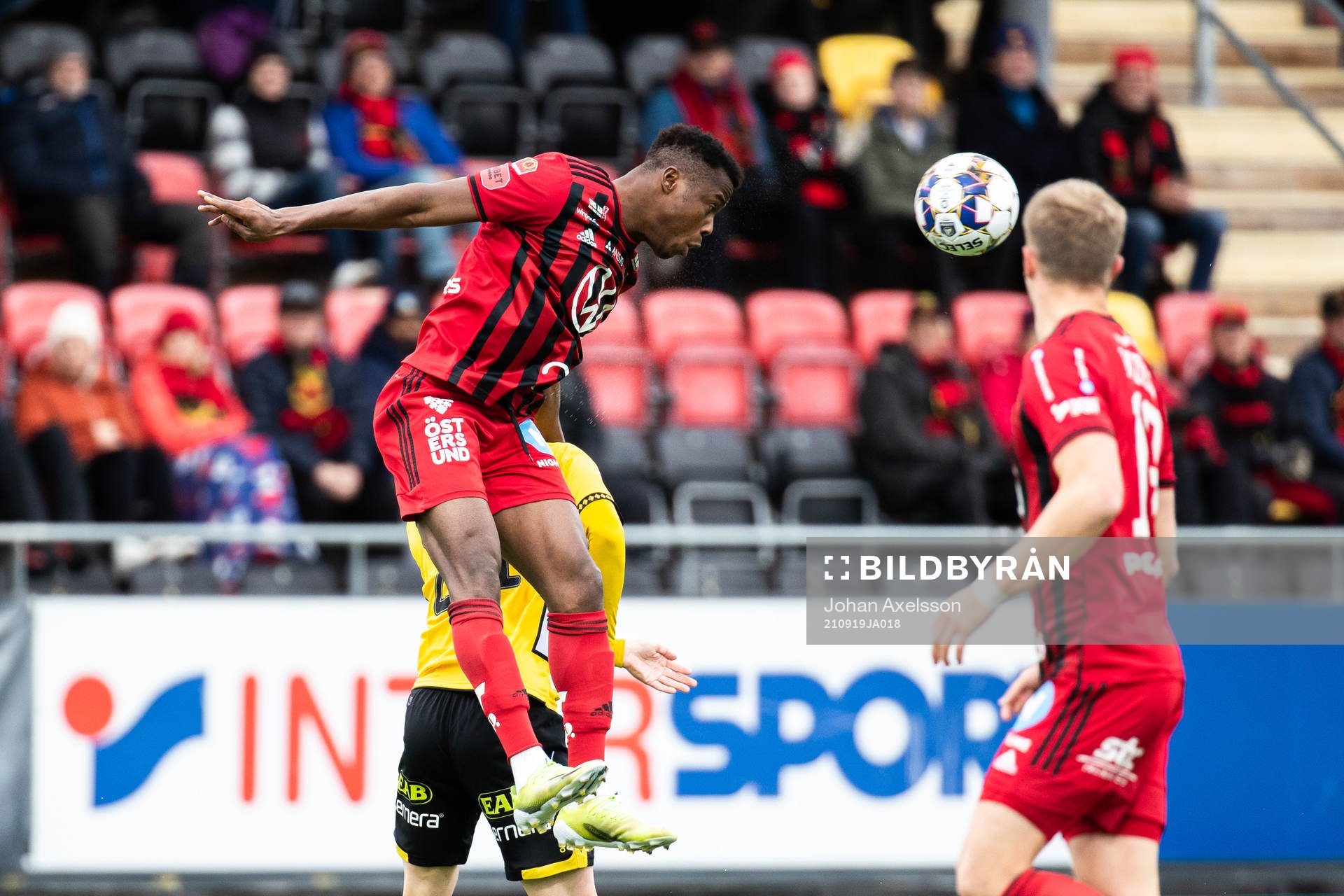 Östersunds Isak Ssewankambo  och Elfsborgs Per Frick