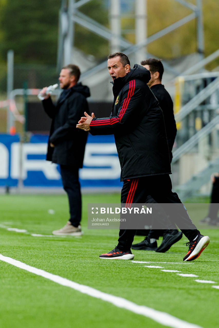 Östersunds tränare Per Joar Hansen reagerar