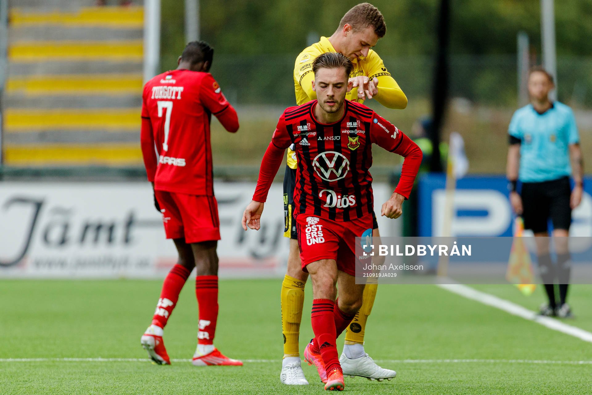 Elfsborgs Christopher McVey gruffar med Östersunds Felix