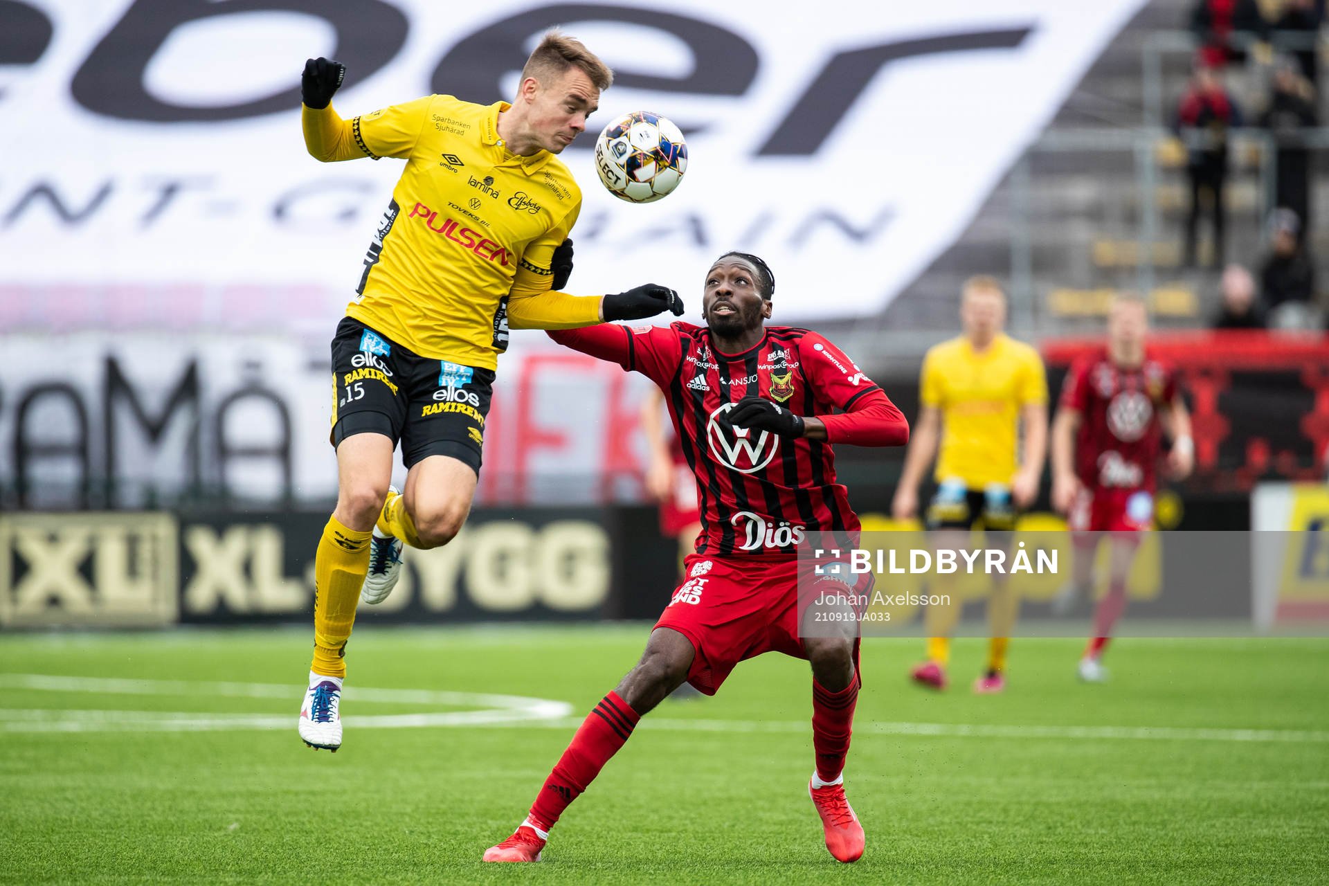Elfsborgs Leo Väisänen och Östersunds Blair Turgott