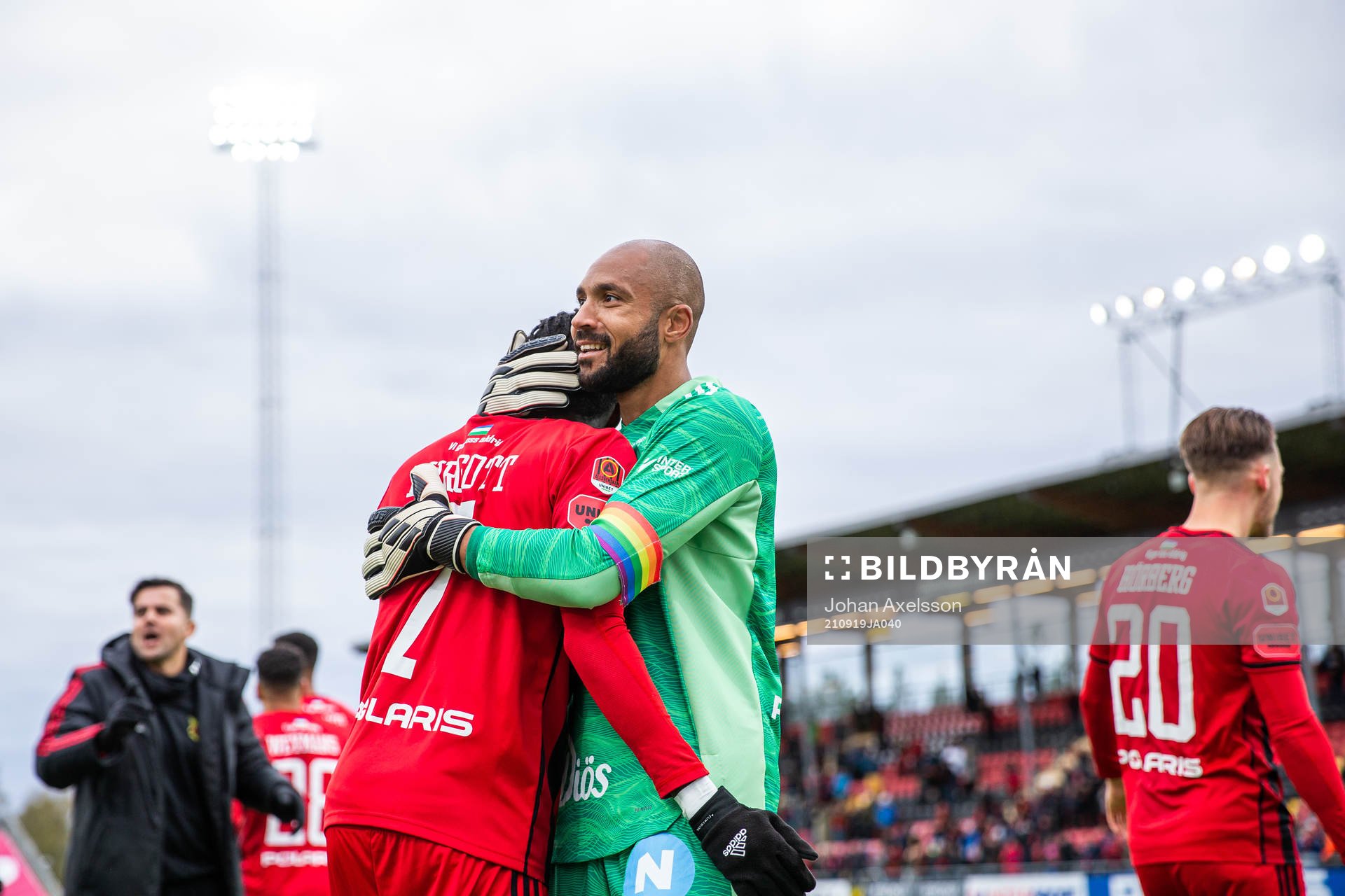 Östersunds Blair Turgott och målvakt Aly Keita jublar