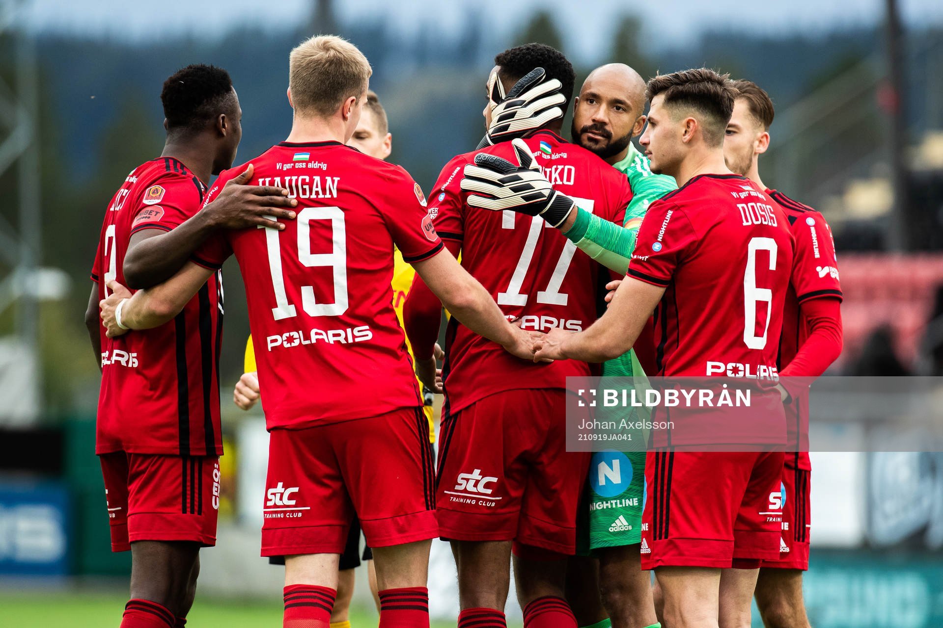 Östersunds målvakt Aly Keita jublar