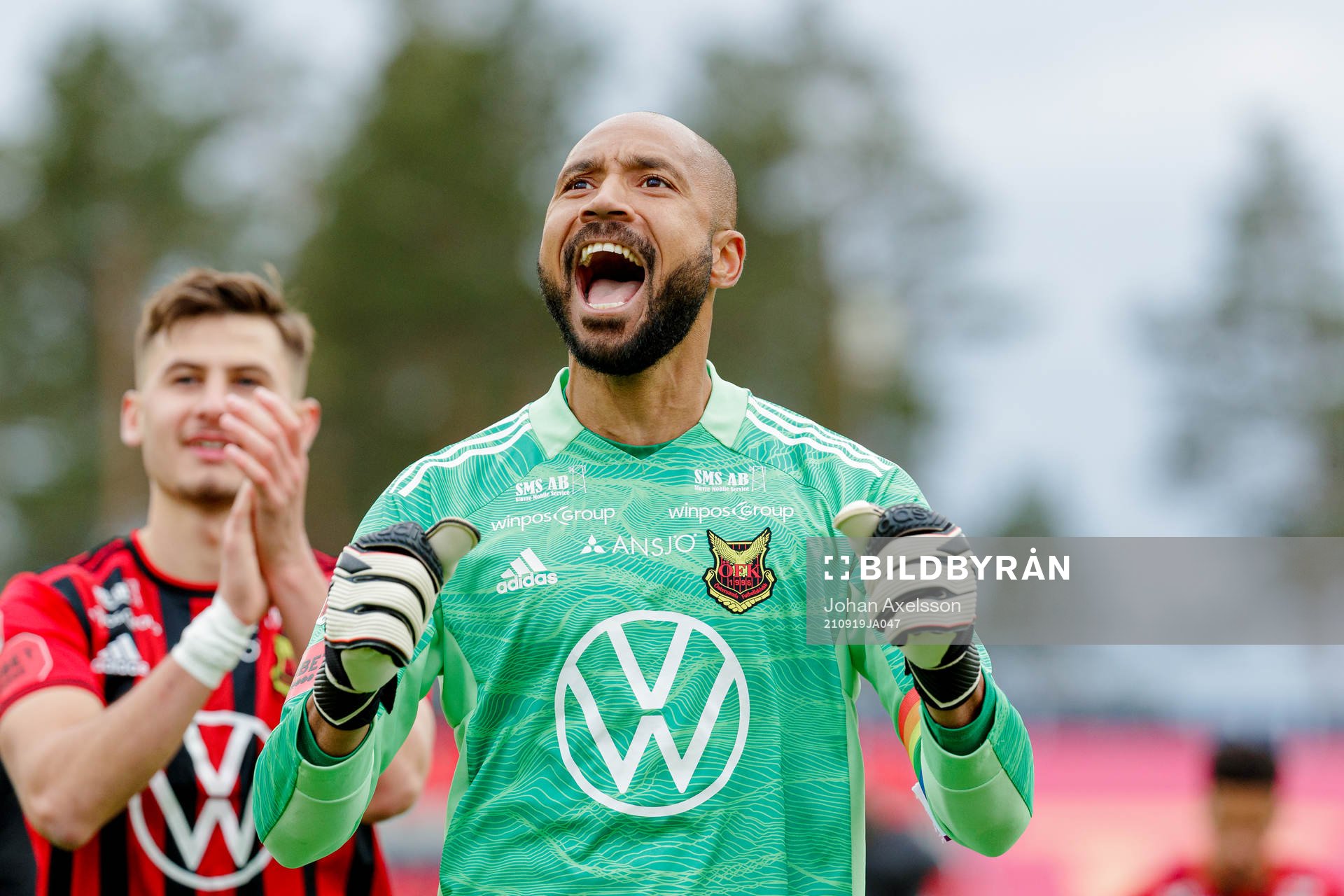 Östersunds målvakt Aly Keita jublar