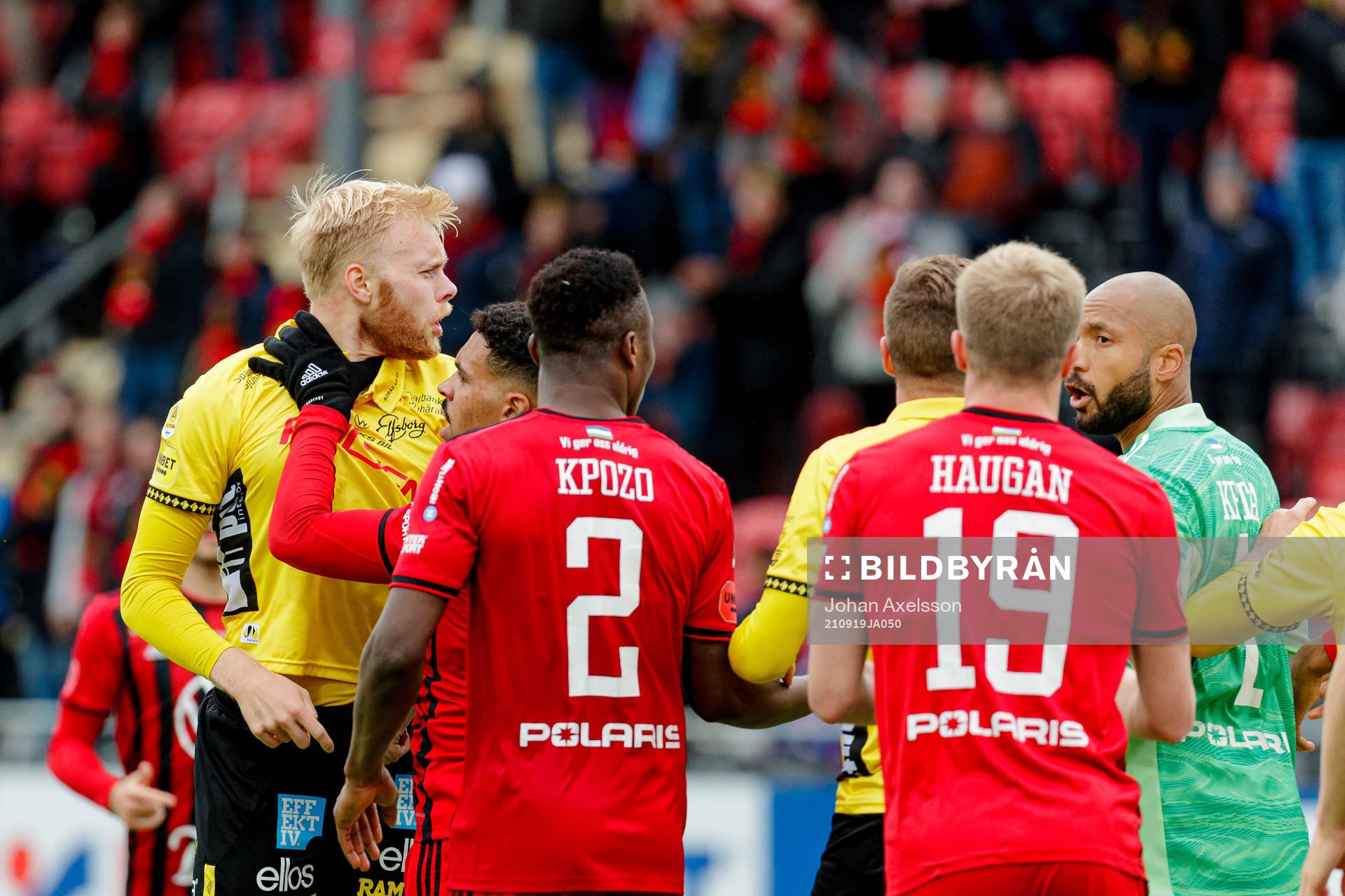 Elfsborgs Sveinn Aron Gudjohnsen i dispyt med Östersunds