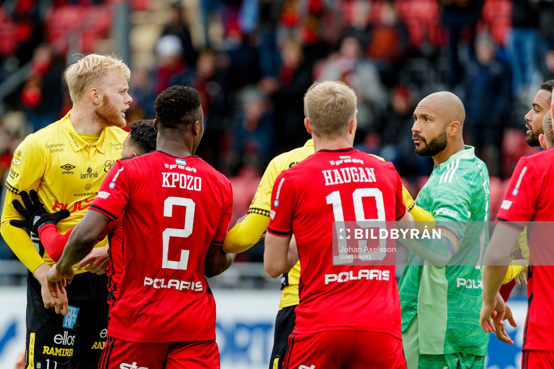 Elfsborgs Sveinn Aron Gudjohnsen i dispyt med Östersunds