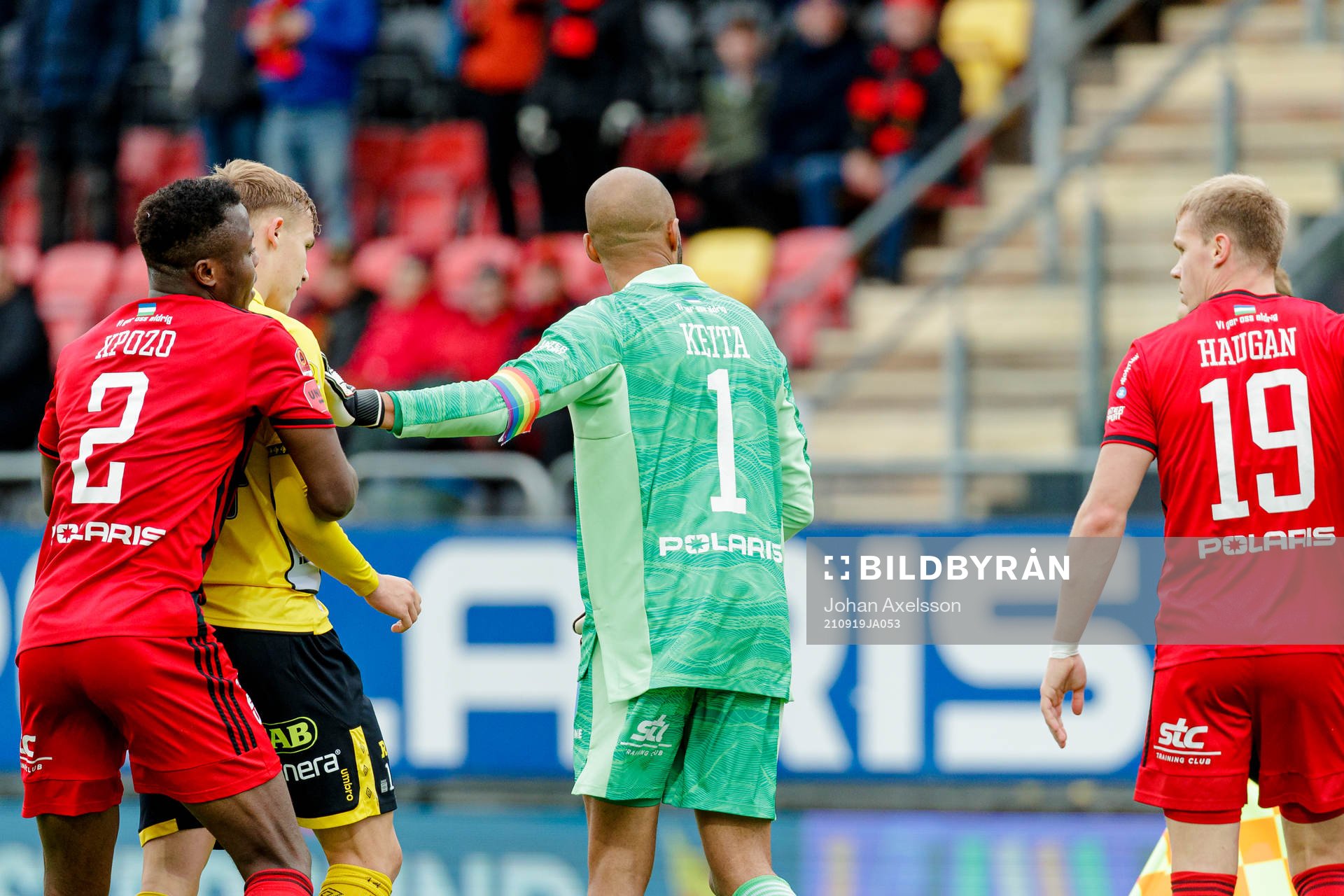Östersunds Patrick Kpozo och målvakt Aly Keita i dispyt