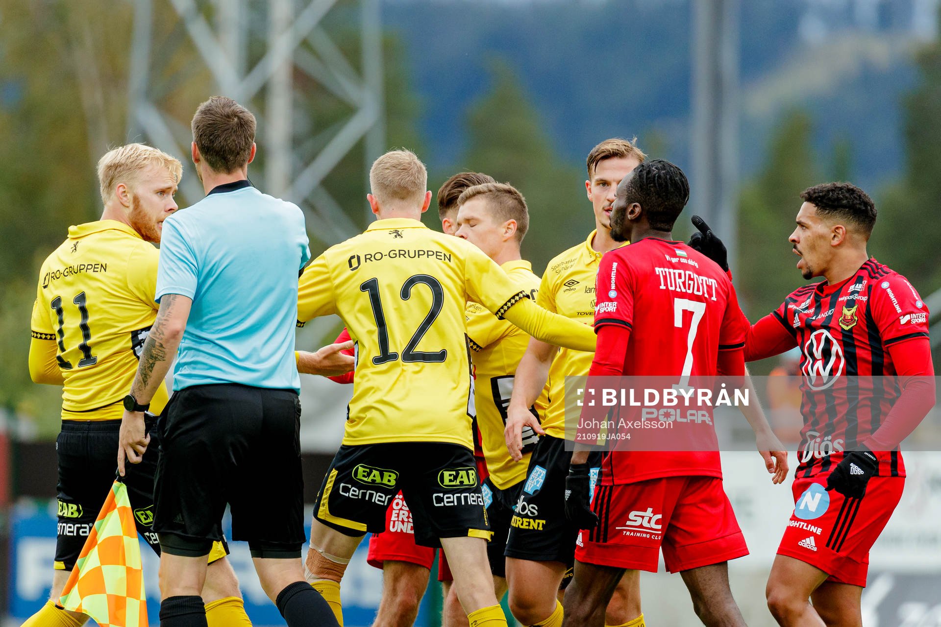Elfsborgs Sveinn Aron Gudjohnsen i dispyt med Östersunds