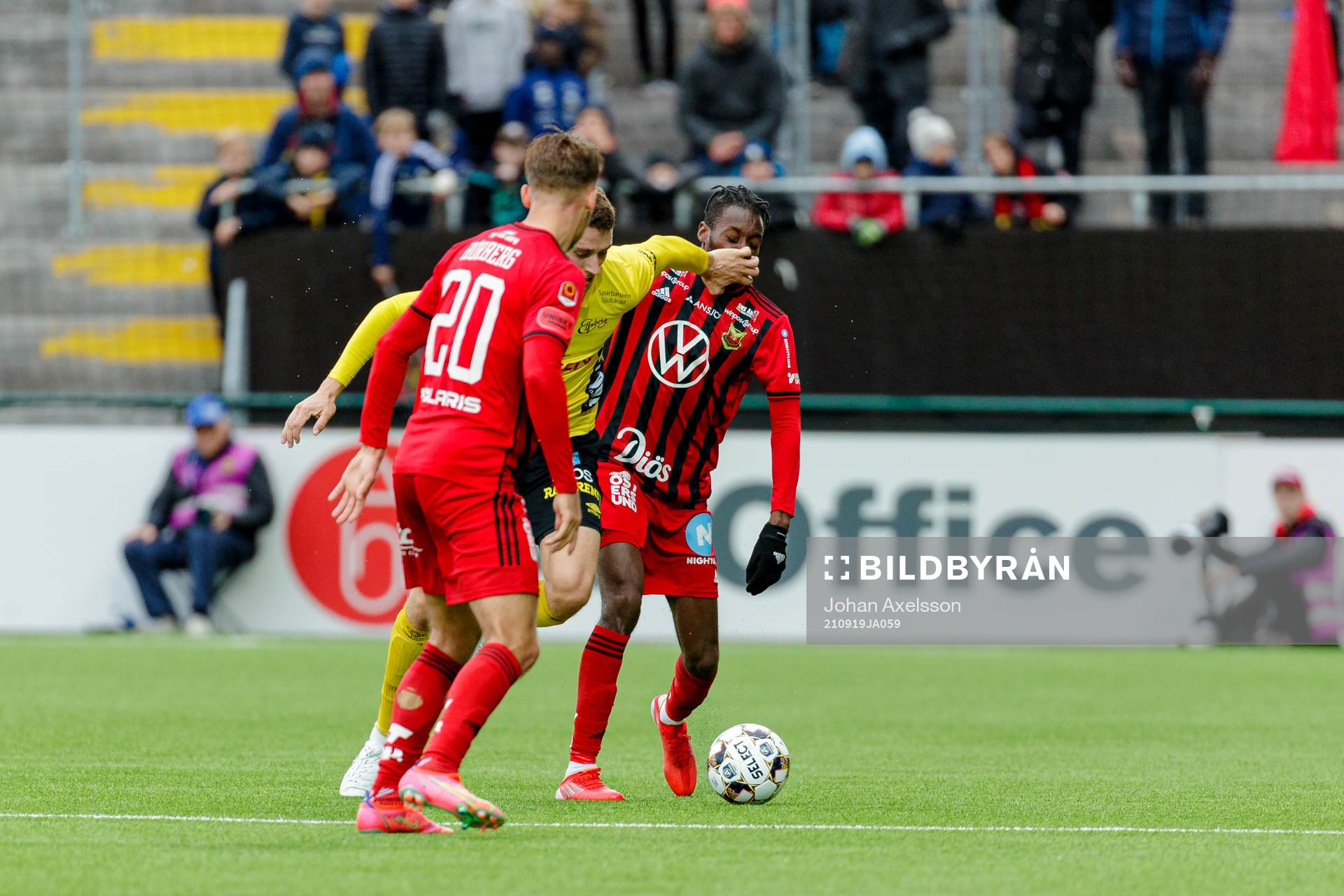 Elfsborgs Christopher McVey  ikamp med Östersunds Blair