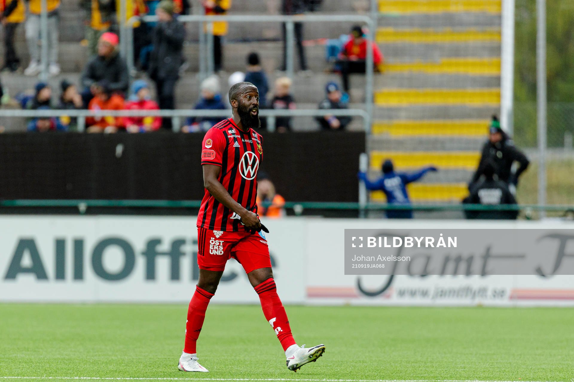 Östersunds Ronald Mukiibi går ut skadad