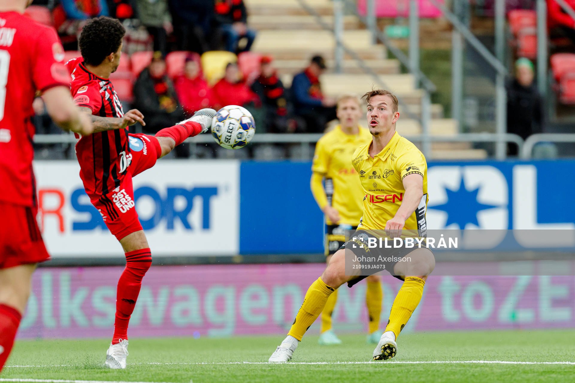 Östersunds Jerell Sellars och Elfsborgs Simon Olsson