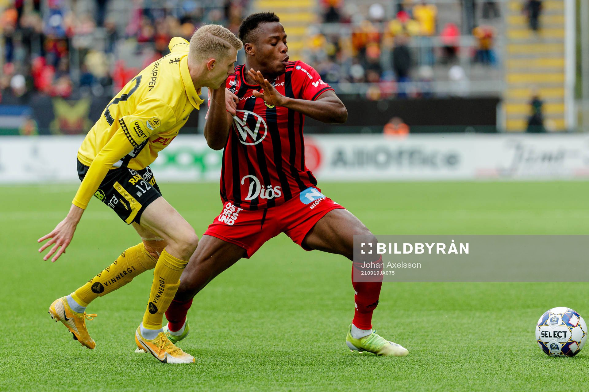 Elfsborgs Alexander Bernhadsson  i kamp med Östersunds Patrick Kpozo under fotbollsmatchen i Allsvenskan mellan Östersund och Elfsborg den 19 september 2021 i Östersund. 