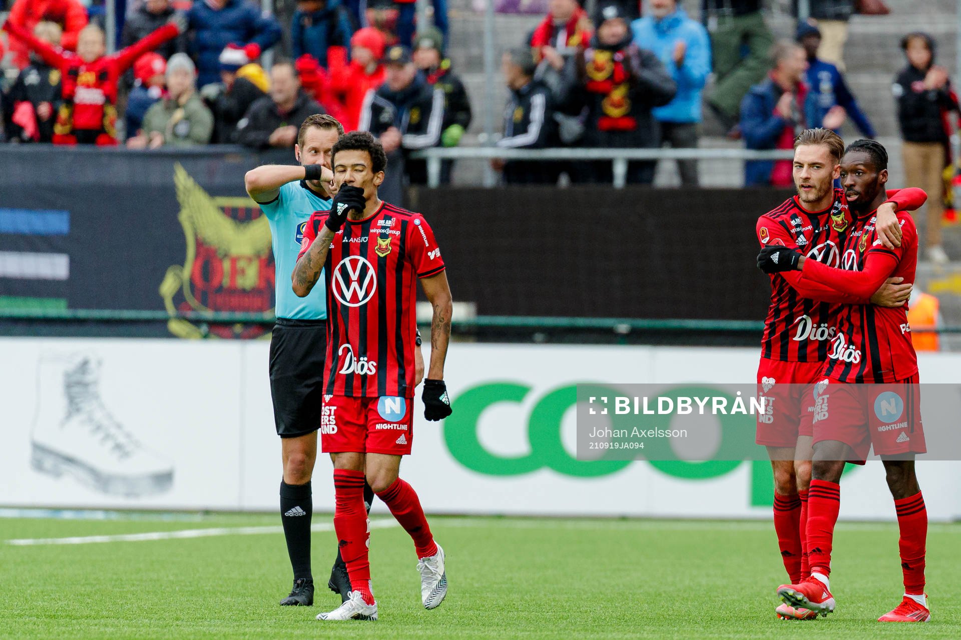 Östersunds Felix Hörberg  jublar med Blair Turgott