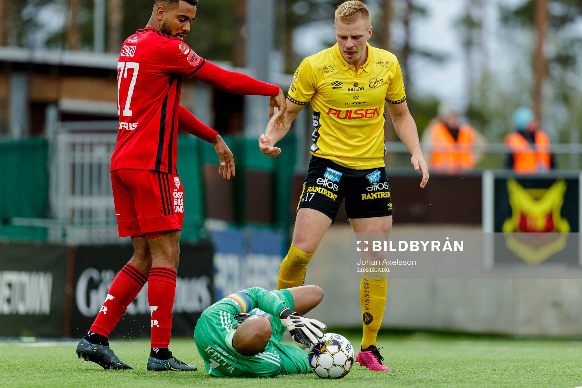 Östersunds Noah Sonko Sundberg och målvakt Aly Keita  i