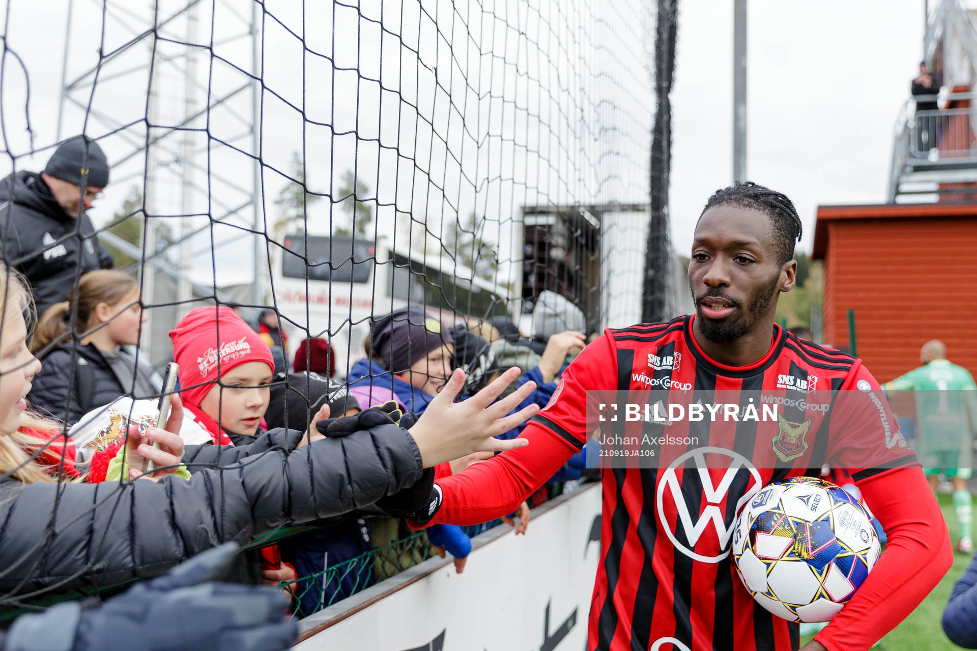 Östersunds Blair Turgott jublar med fasnesn