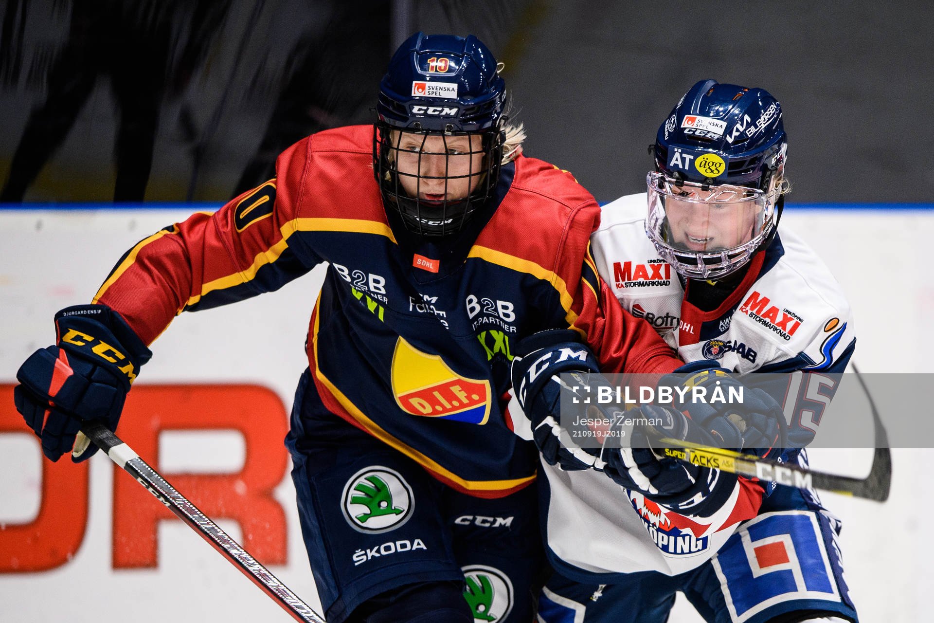 Djurgårdens Hannah Miller och Linköpings Jessica Adolfsson