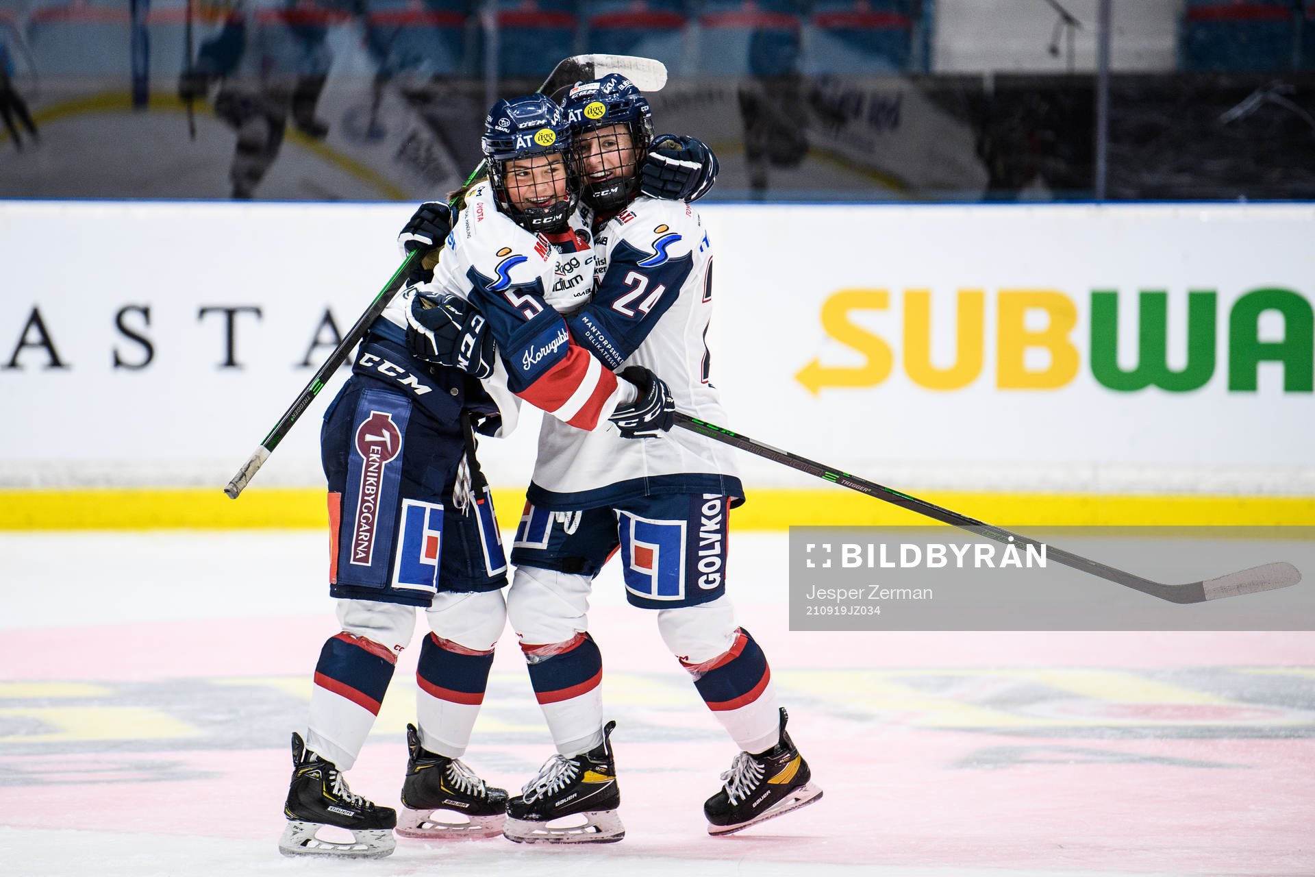 Linköpings Sydney Brodt (h) jublar med Emma Pfeffer