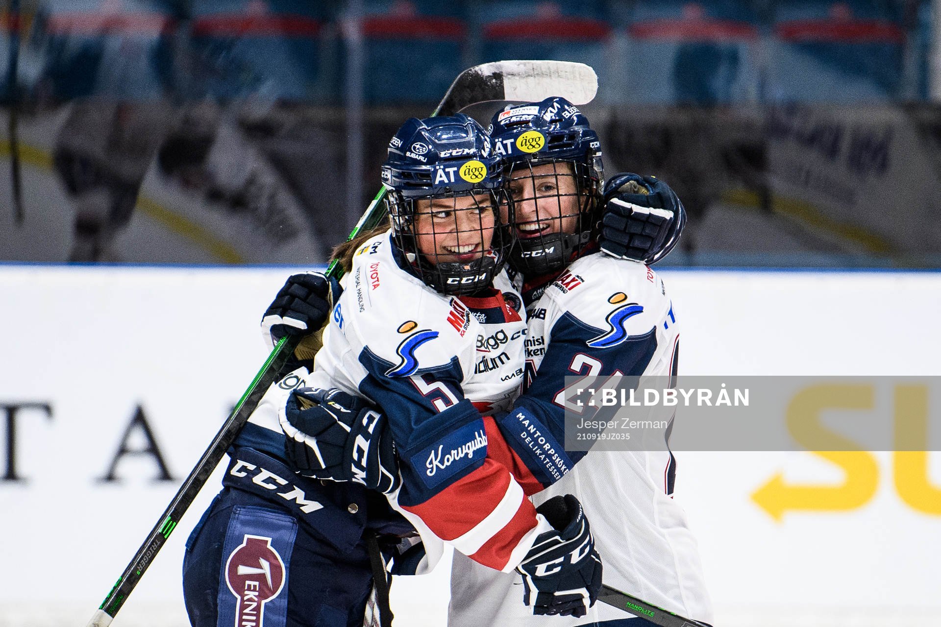 Linköpings Sydney Brodt (h) jublar med Emma Pfeffer