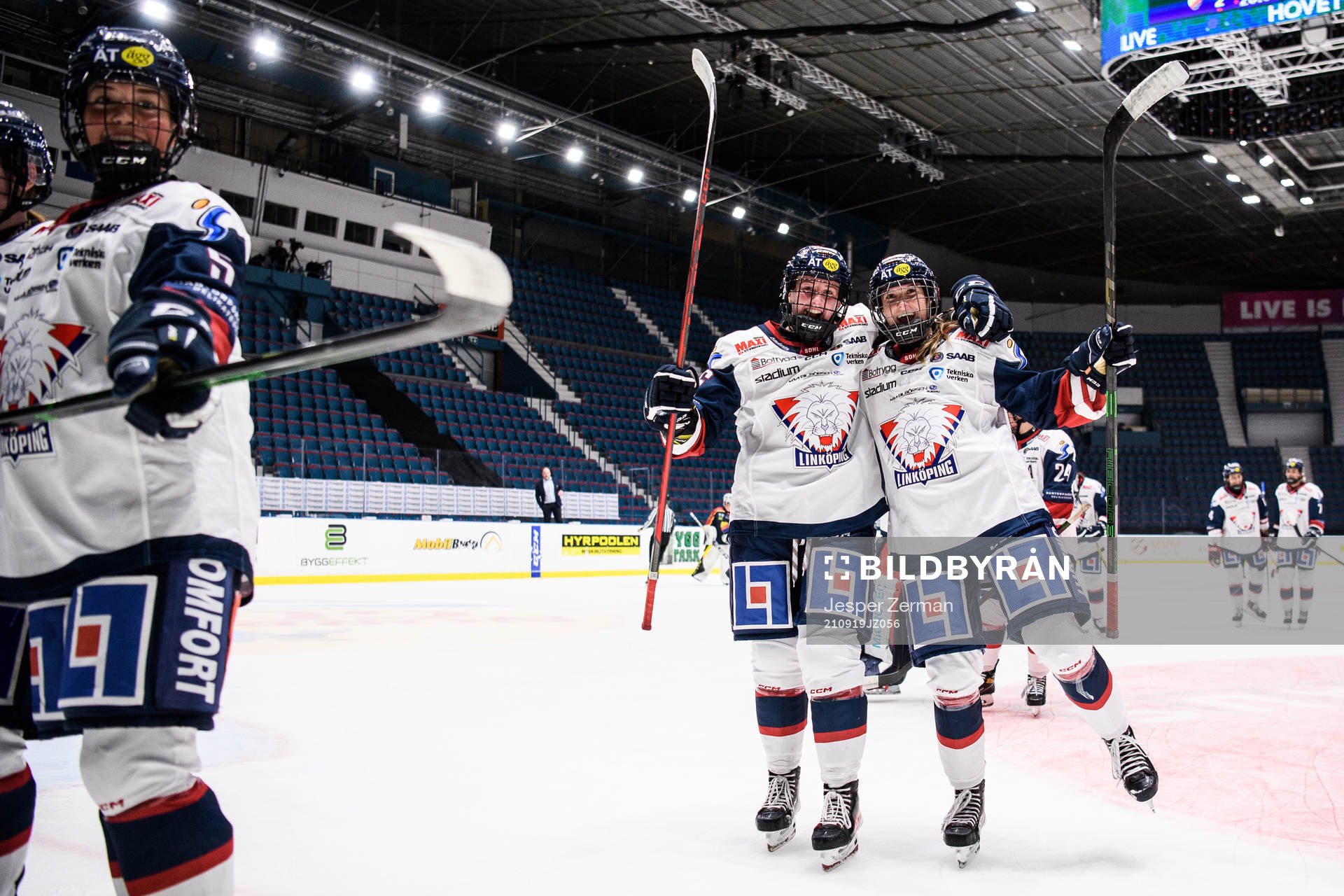 Linköpings Emelie Kruse Johansen och Marthe Brunvold jublar