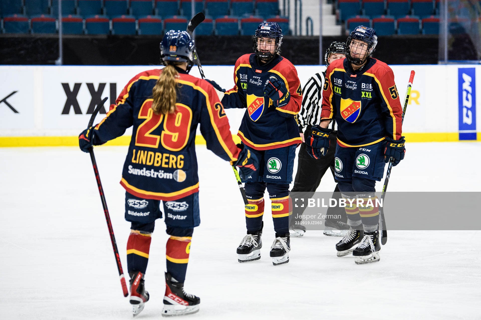 Djurgårdens Maria Lindberg jublar med lagkamrater