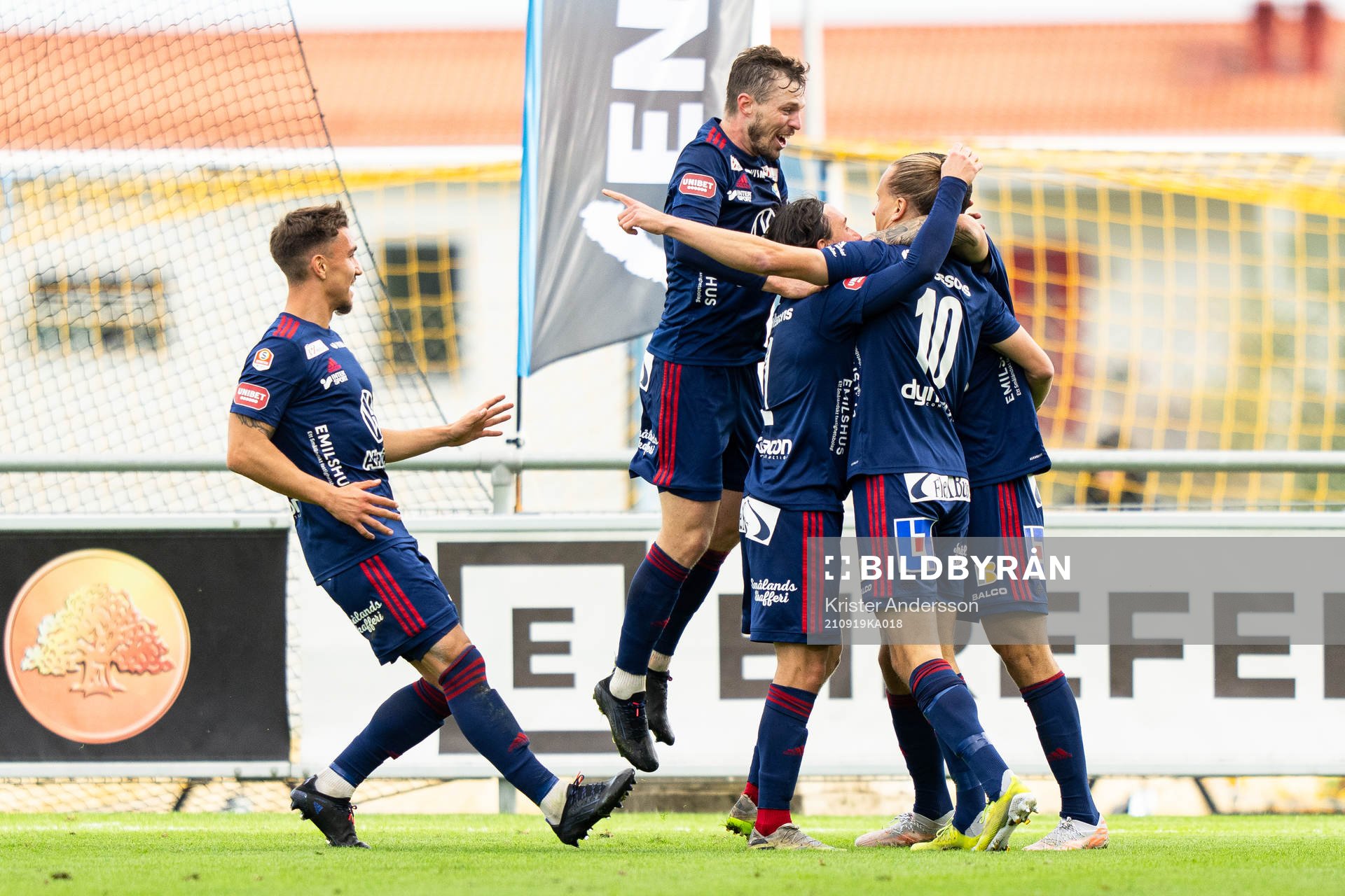 Östers Jesper Jonasson Westermark jublar med laget efter 0-1 under fotbollsmatchen i Superettan mellan Falkenberg och Öster den 19 september 2021 i Falkenberg.