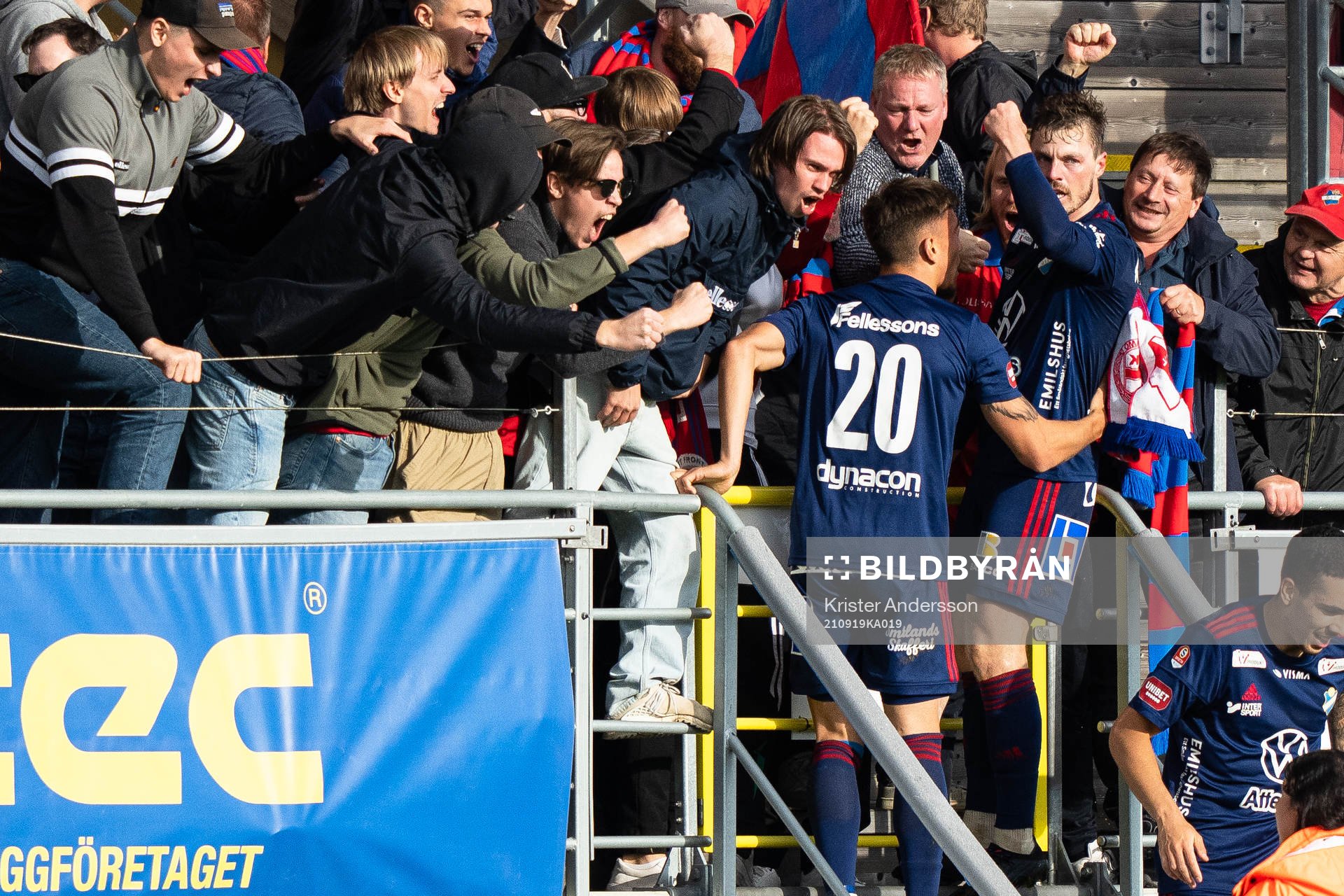 Östers Nicolas Mortensen jublar med supportrar