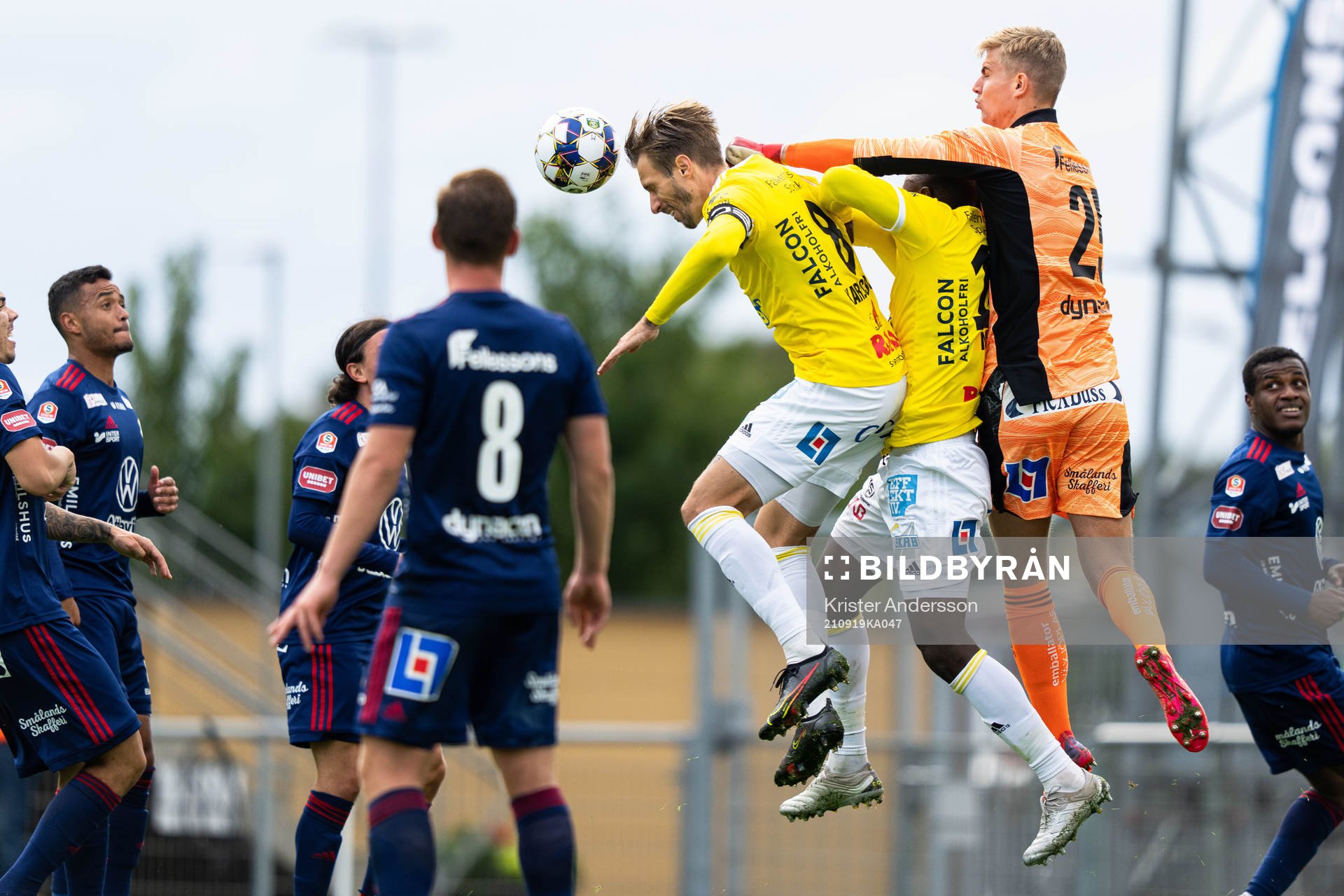 Falkenbergs Tobias Karlsson och Östers målvakt Mathias