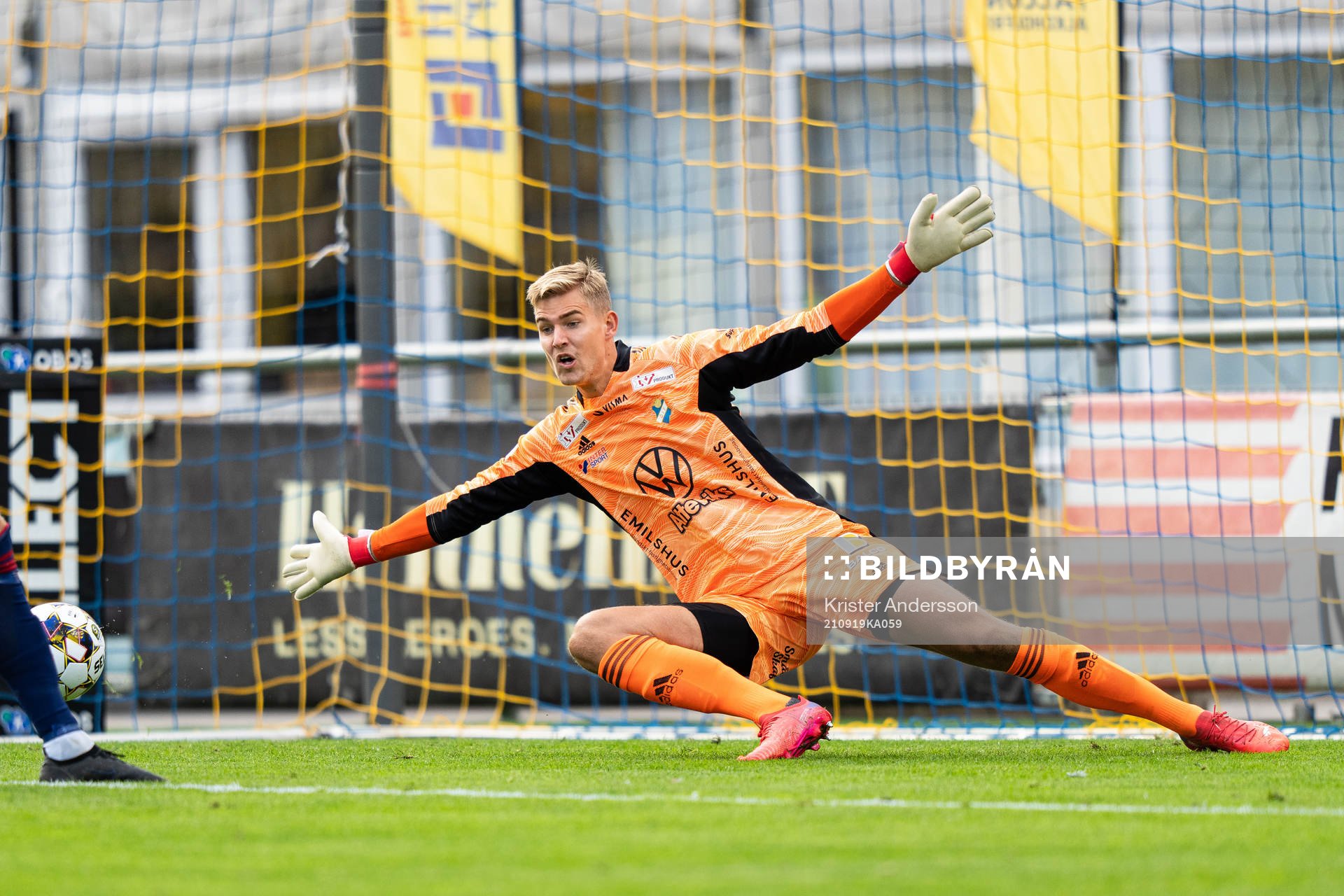 Östers målvakt Mathias Nilsson under fotbollsmatchen i Superettan mellan Falkenberg och Öster den 19 september 2021 i Falkenberg. 