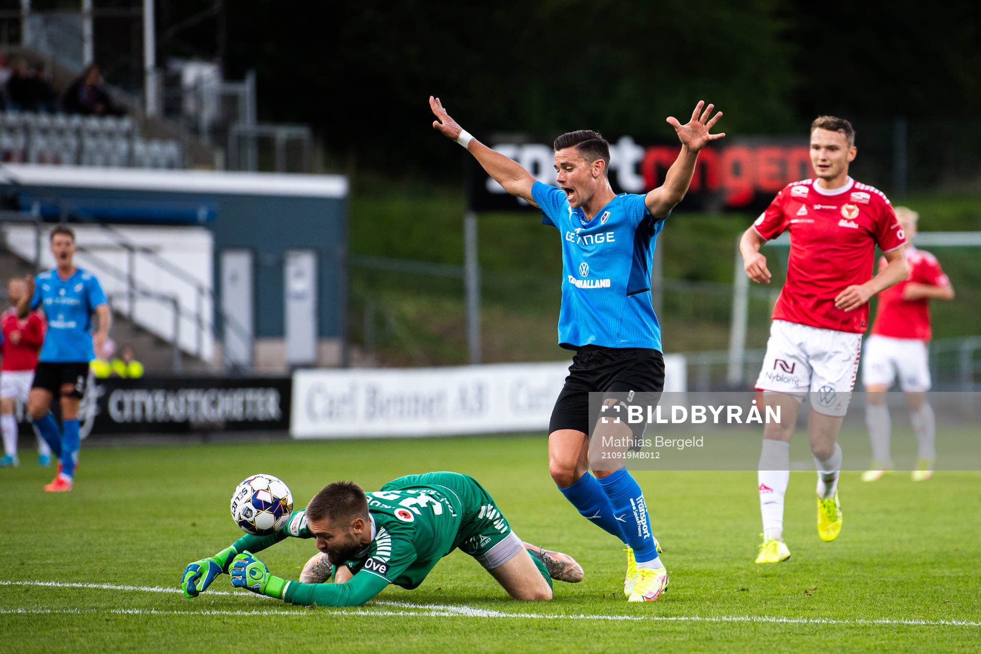 Kalmars målvakt Lucas Hägg Johansson och Halmstads Marcus